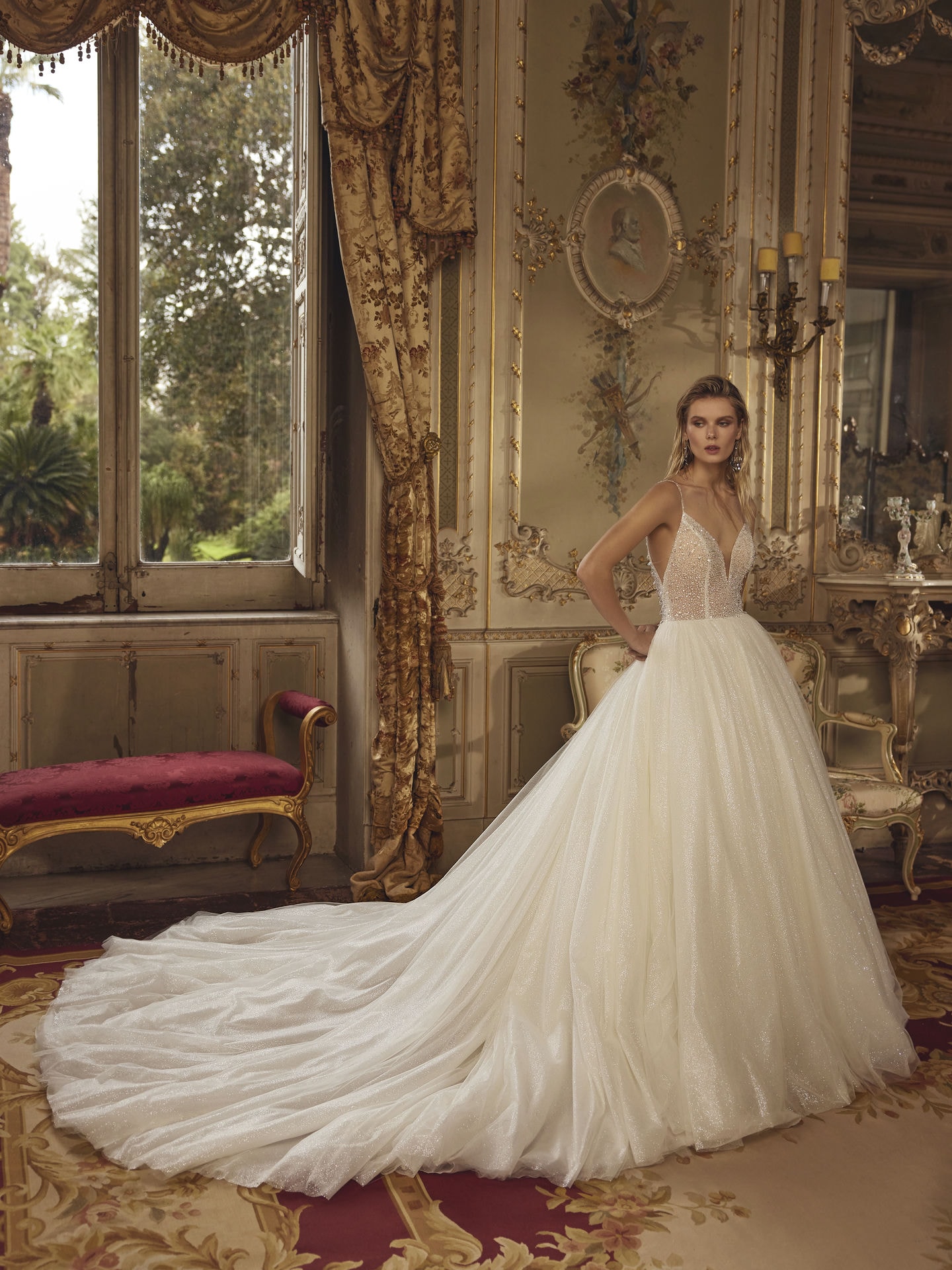 Style 1302 från Demetrios i ballgown stil brudklänning
