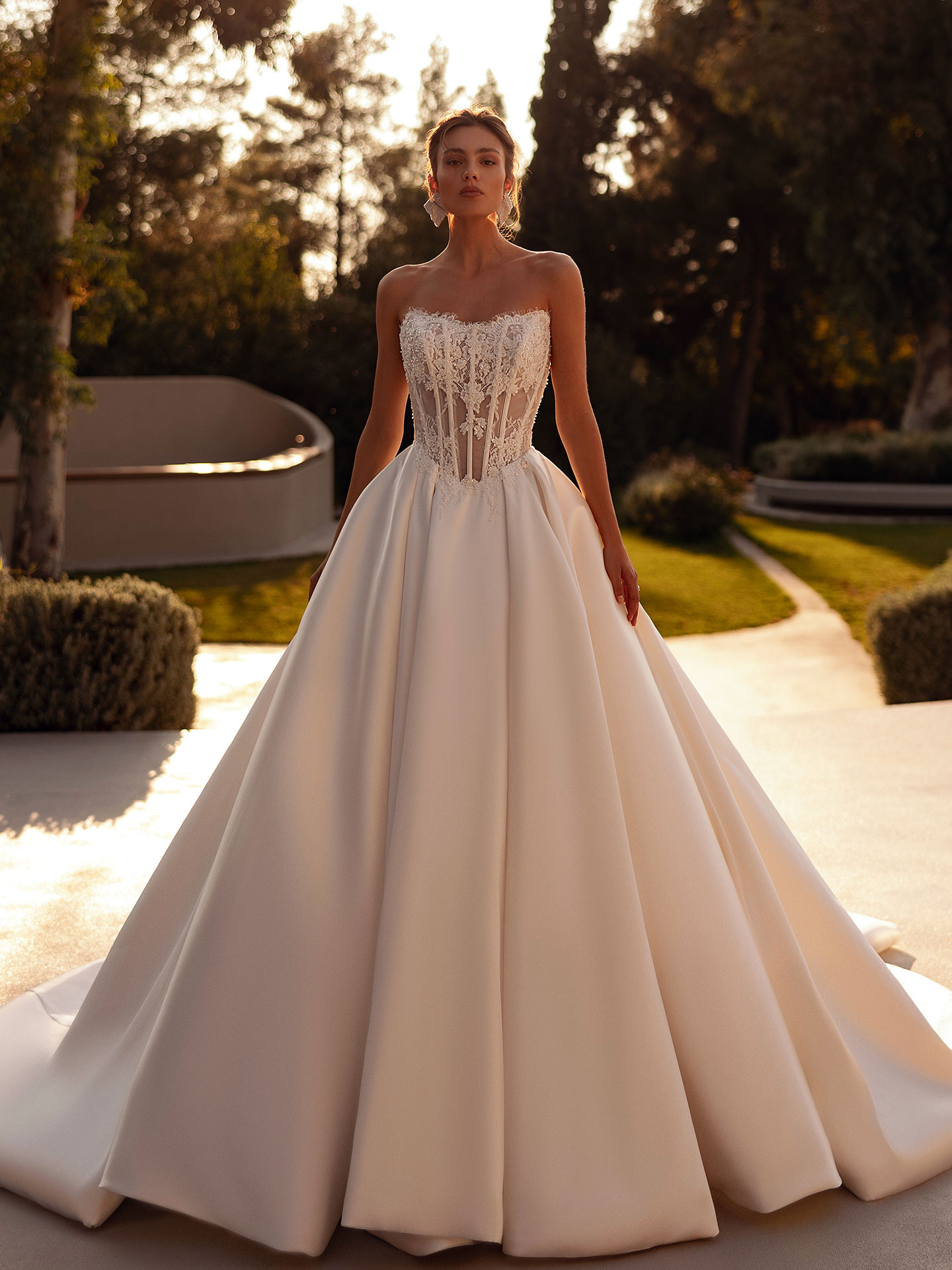 Style 1518 från Demetrios i ball gown stil brudklänning