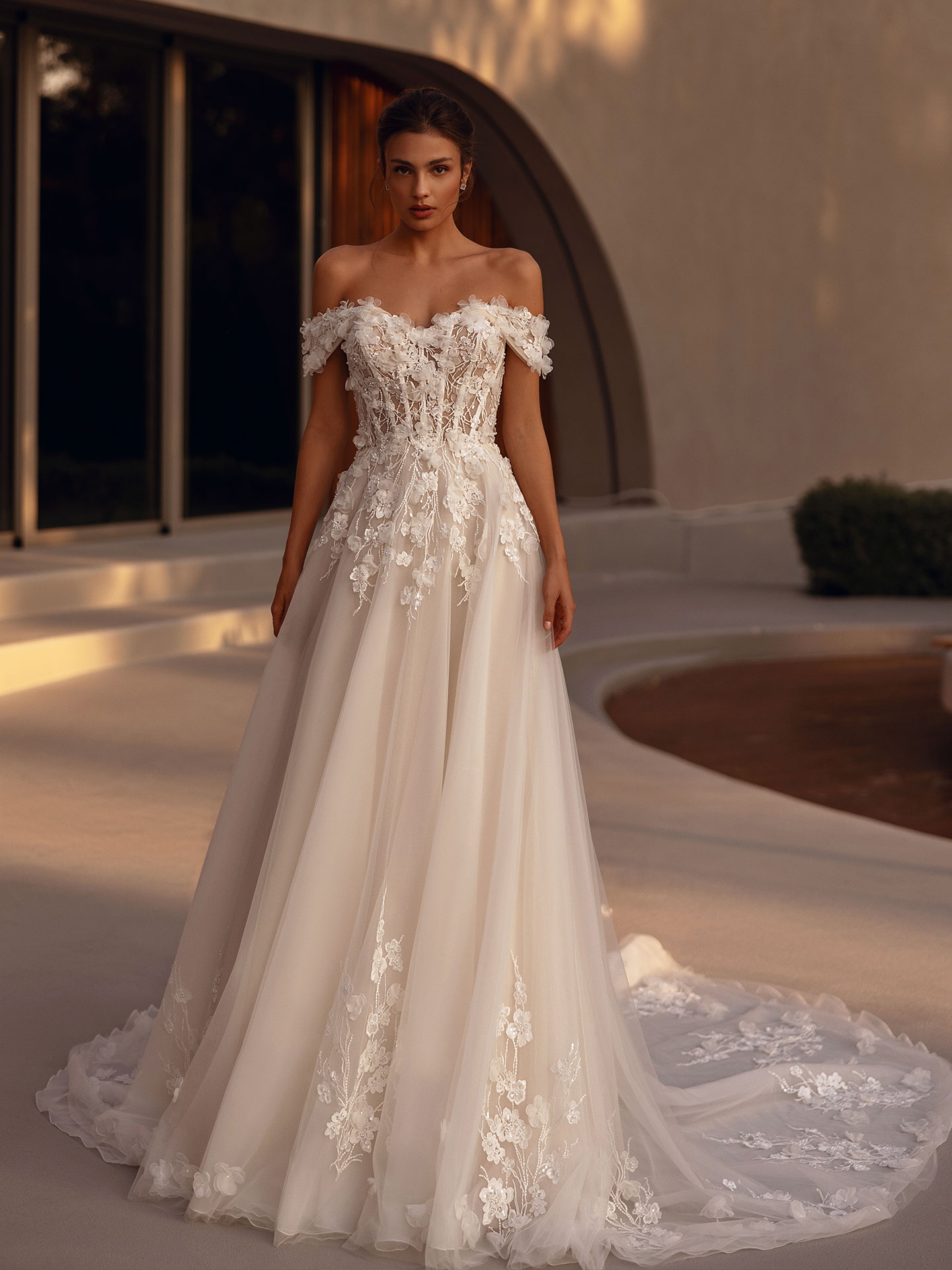 Style 1507 från Demetrios i a-line stil brudklänning