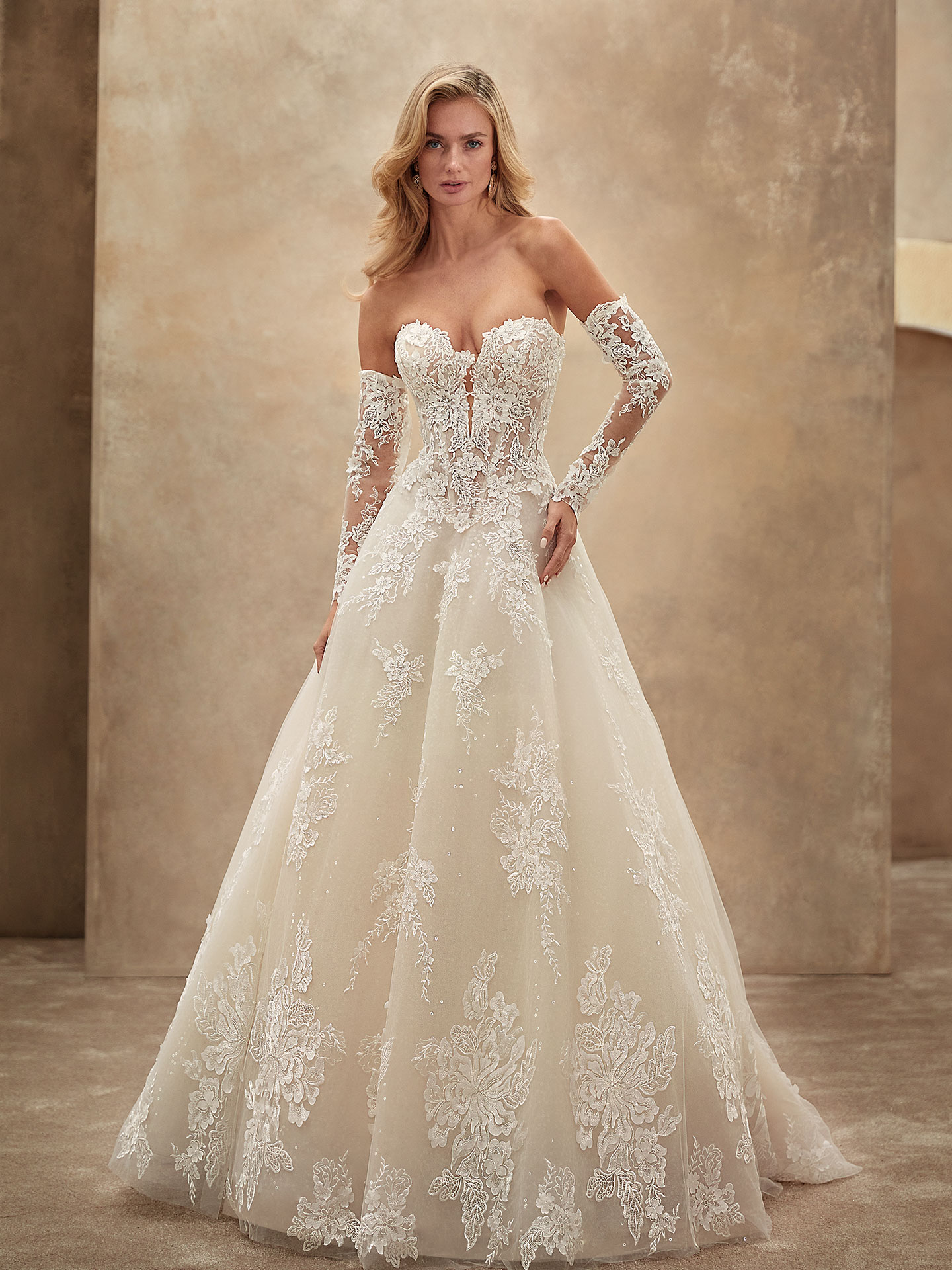 Style 1539 från Demetrios i ball gown stil brudklänning