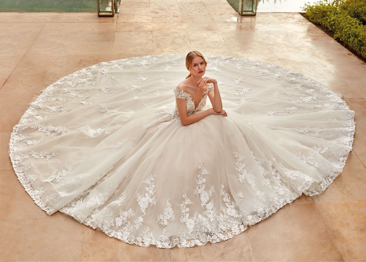 Style 1101 från Demetrios i ballgown stil brudklänning