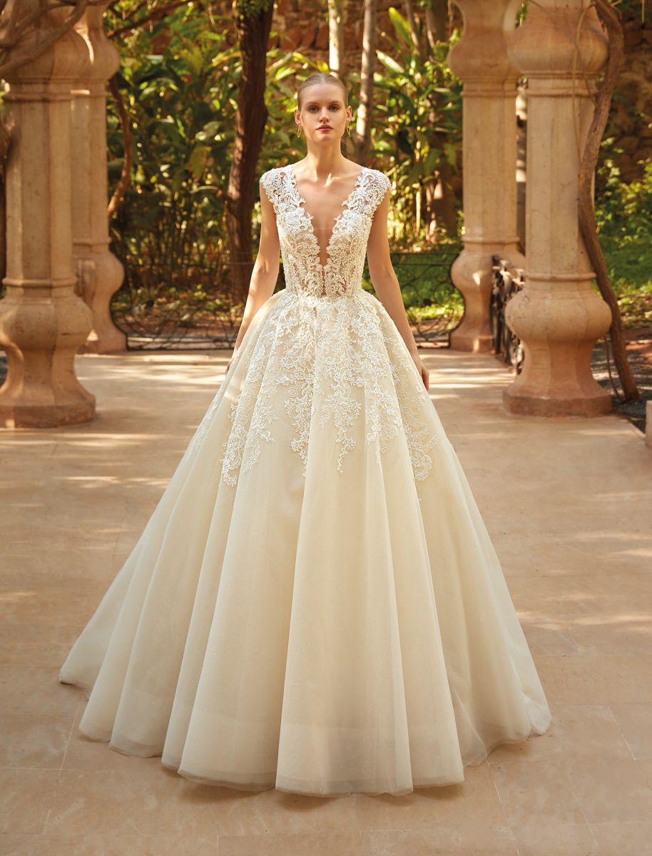 Style 200126 från Demetrios i ballgown stil brudklänning