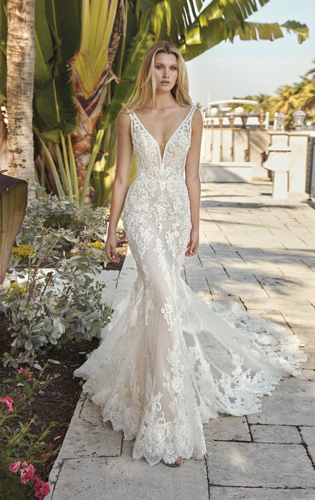 Style 1044 från Demetrios i sheath stil brudklänning