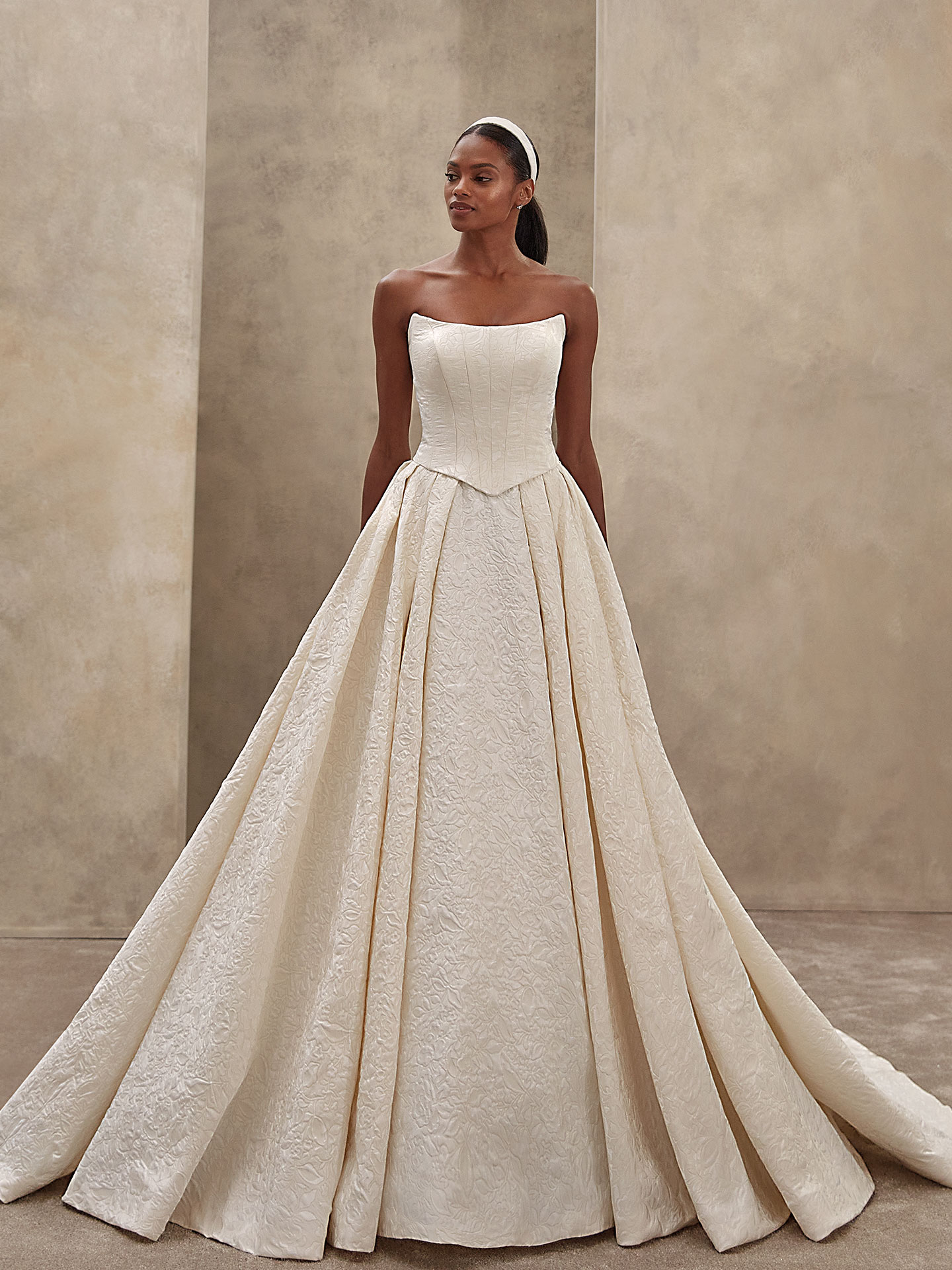 Style 1526 från Demetrios i ball gown stil brudklänning