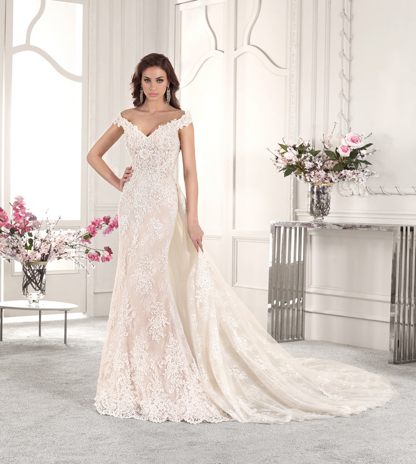 Style 858 från Demetrios i flared stil brudklänning