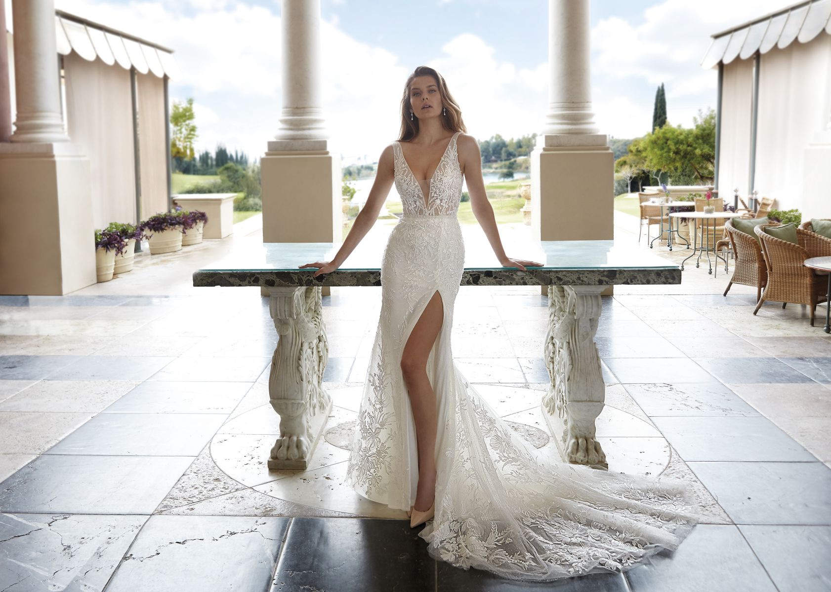 Style 1196 från Demetrios i flared stil brudklänning
