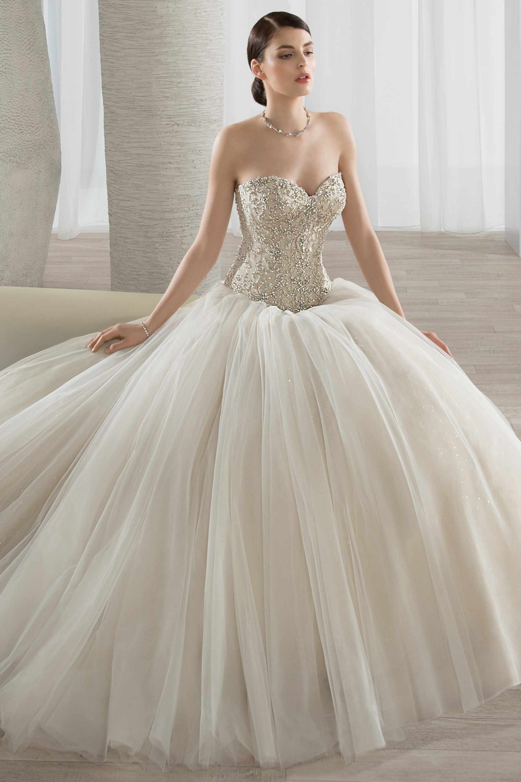 Style 584 från Demetrios i a-line stil brudklänning