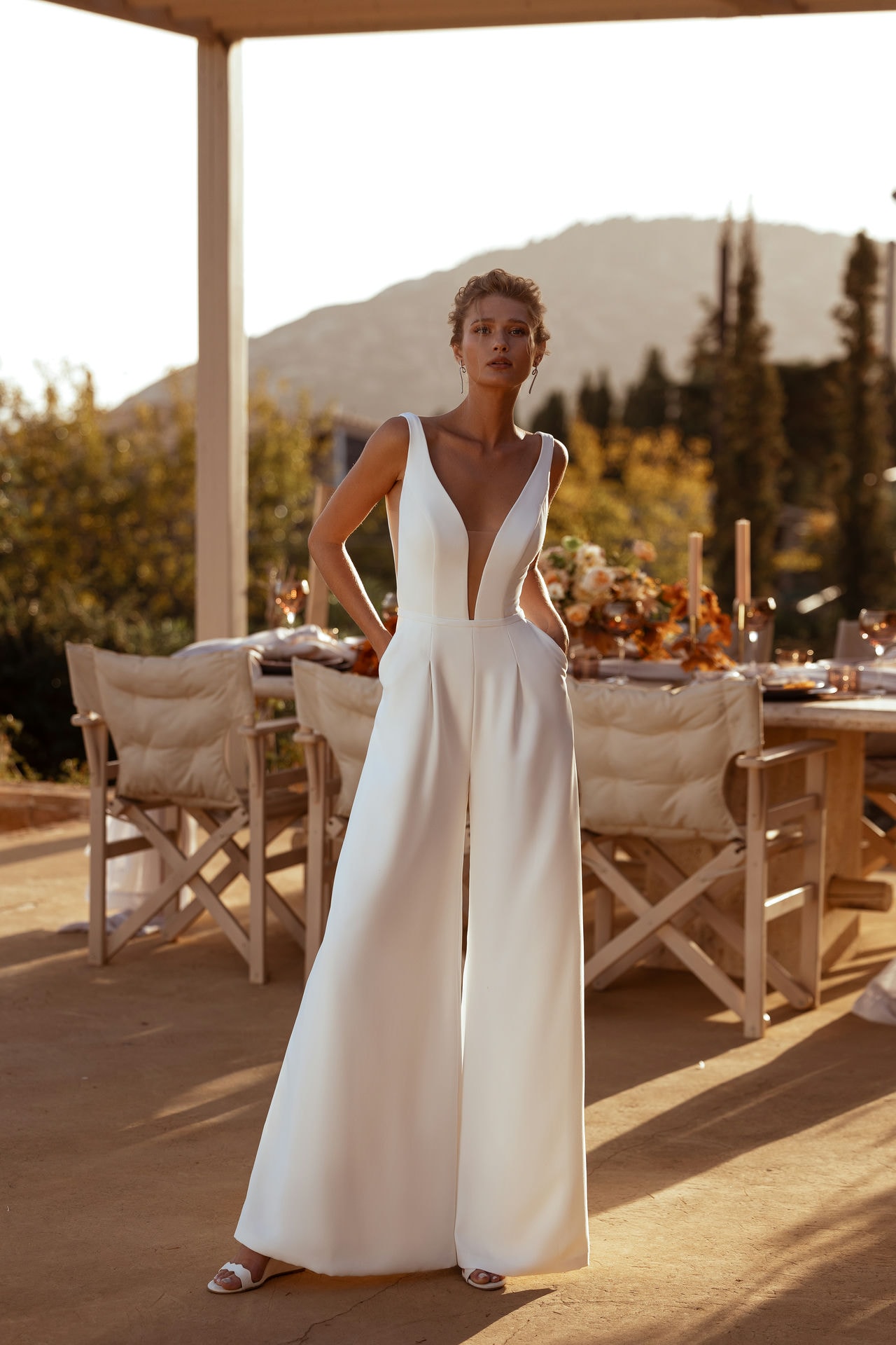 Style DR407 från Demetrios i jumpsuit stil brudklänning