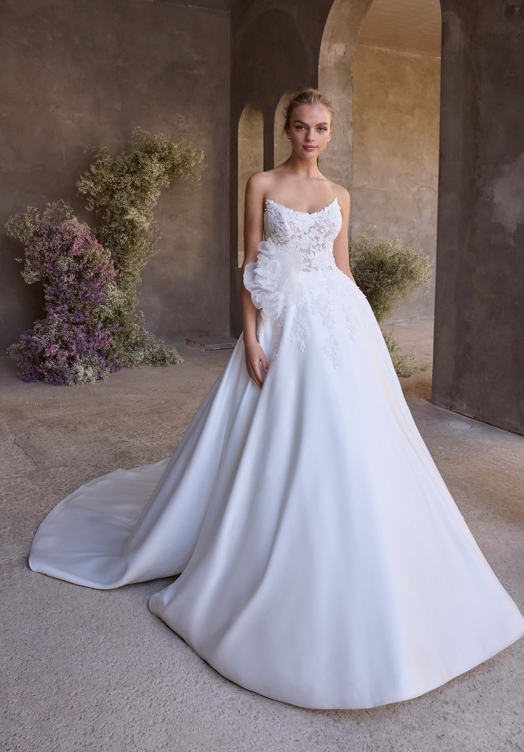 Clio från Morilee i ball gown stil brudklänning