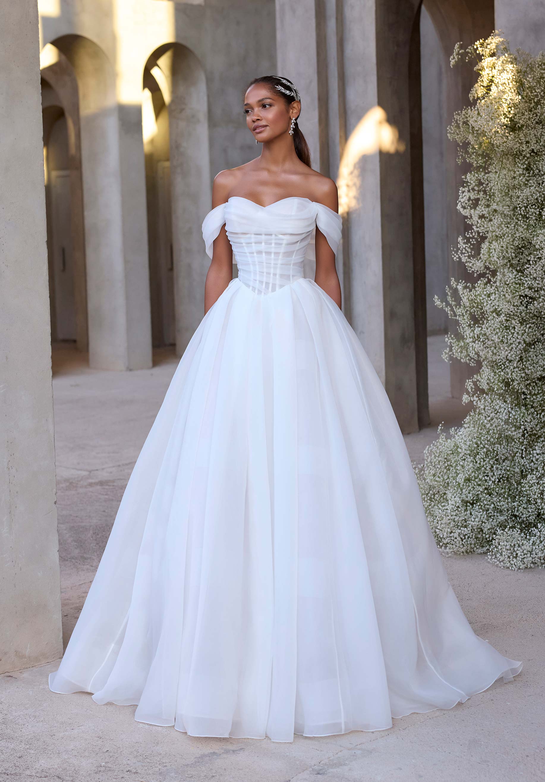 Damara från Morilee i ball gown stil brudklänning