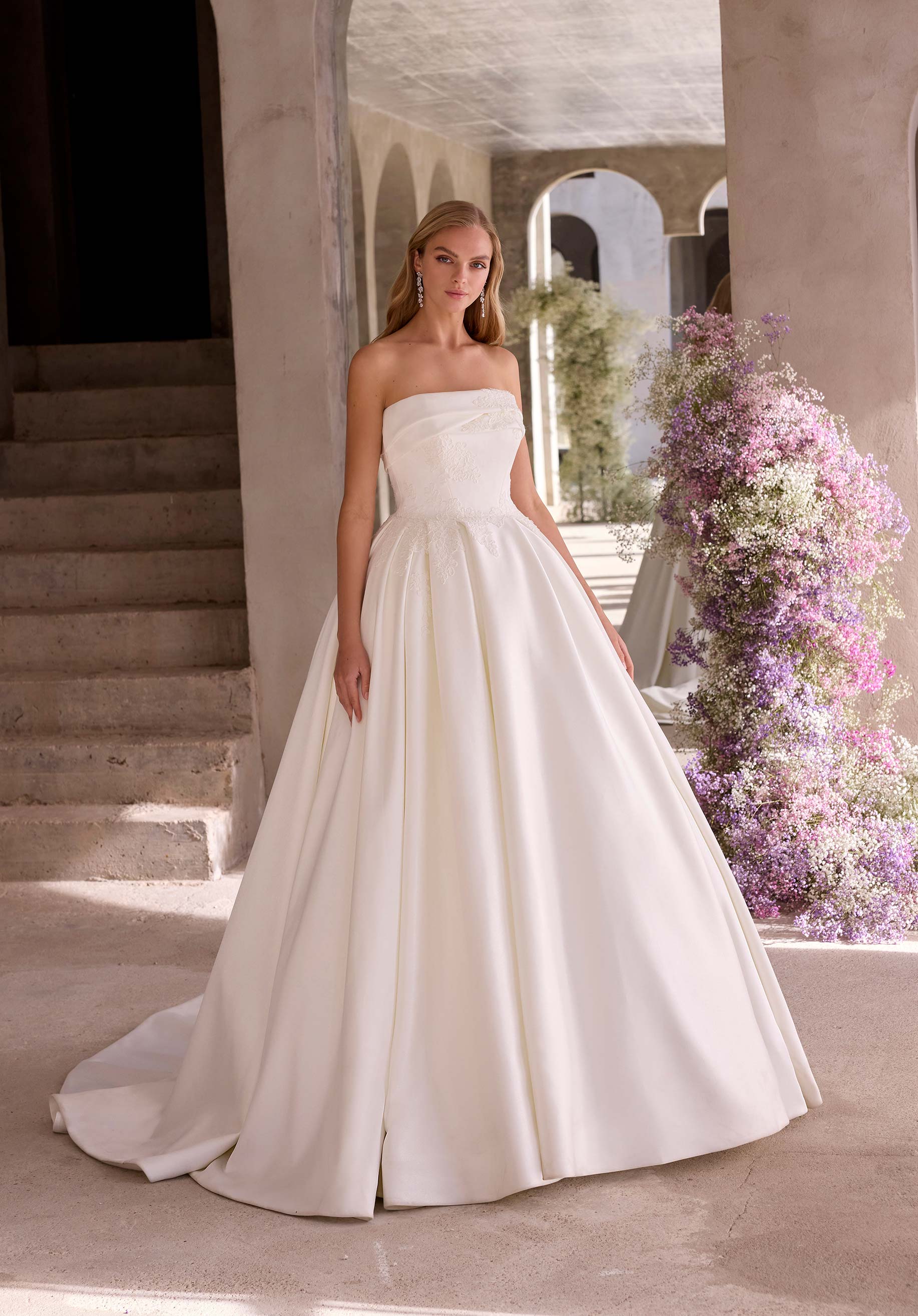 Asteria från Morilee i ball gown stil brudklänning