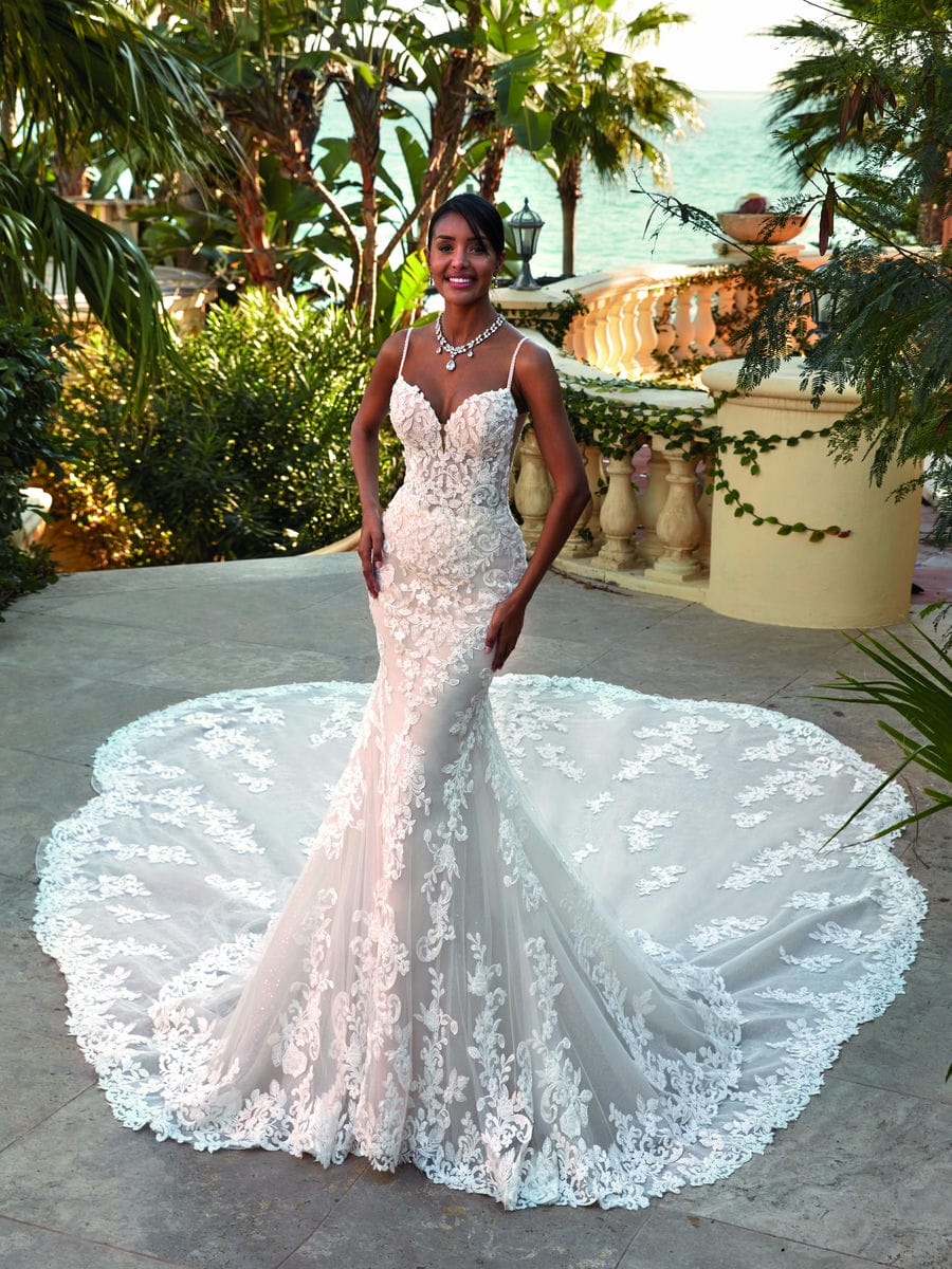 Style 1242 från Demetrios i flared stil brudklänning