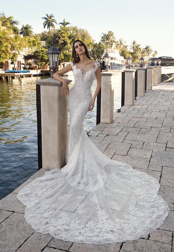 Style 1036 från Demetrios i sheath stil brudklänning