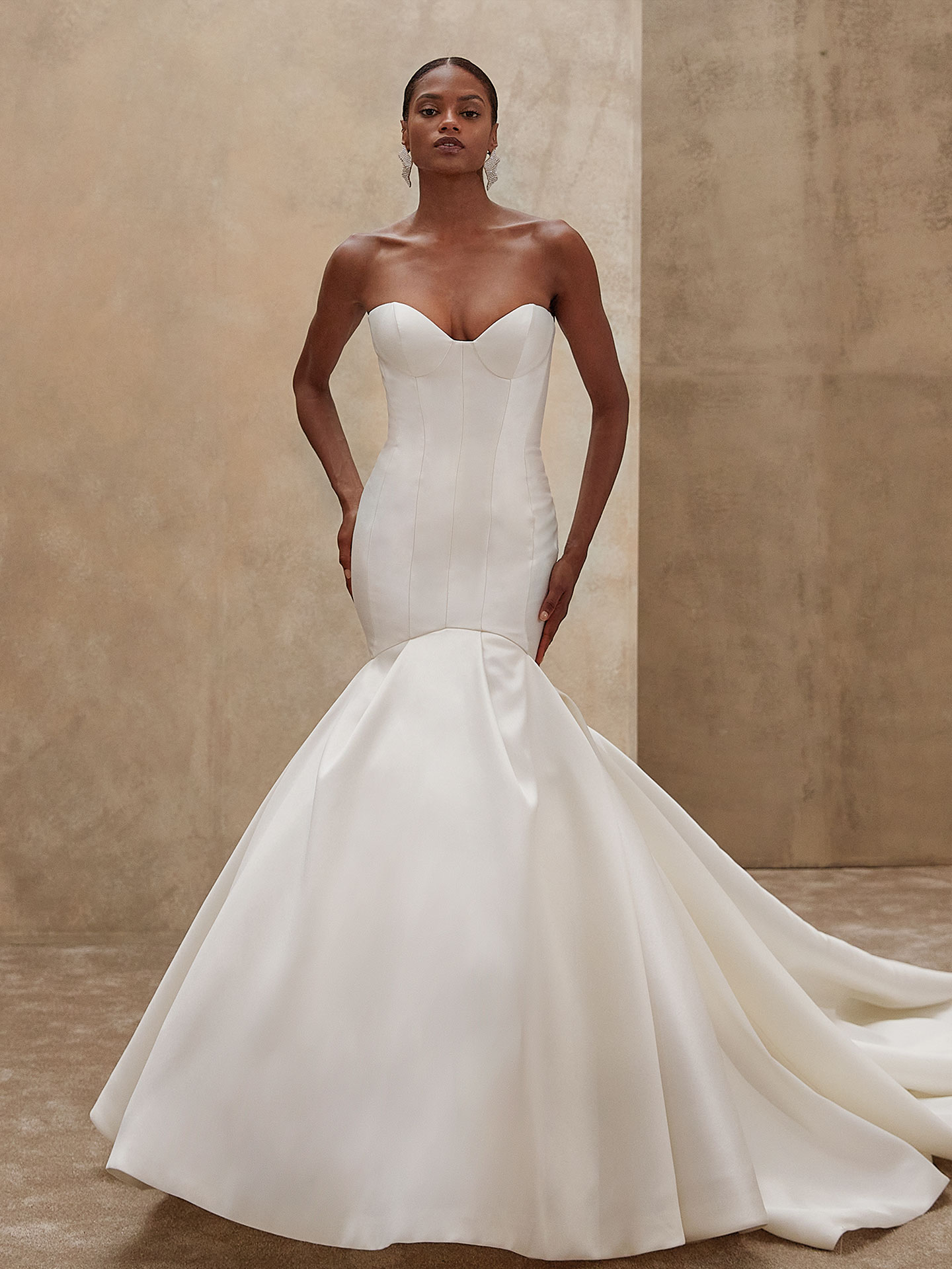 Style 1531 från Demetrios i flared stil brudklänning