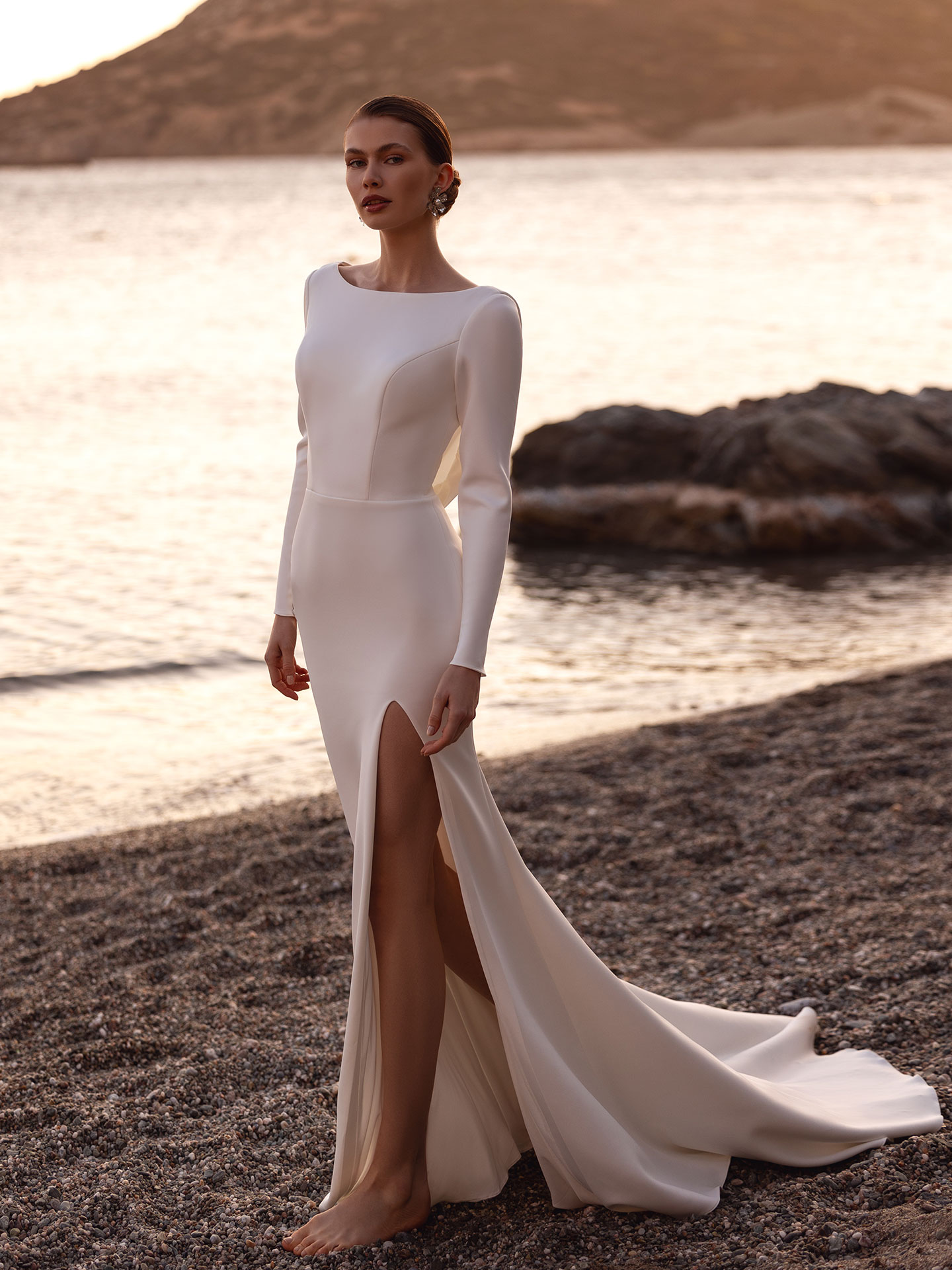 Style DR422 från Demetrios i sheath stil brudklänning