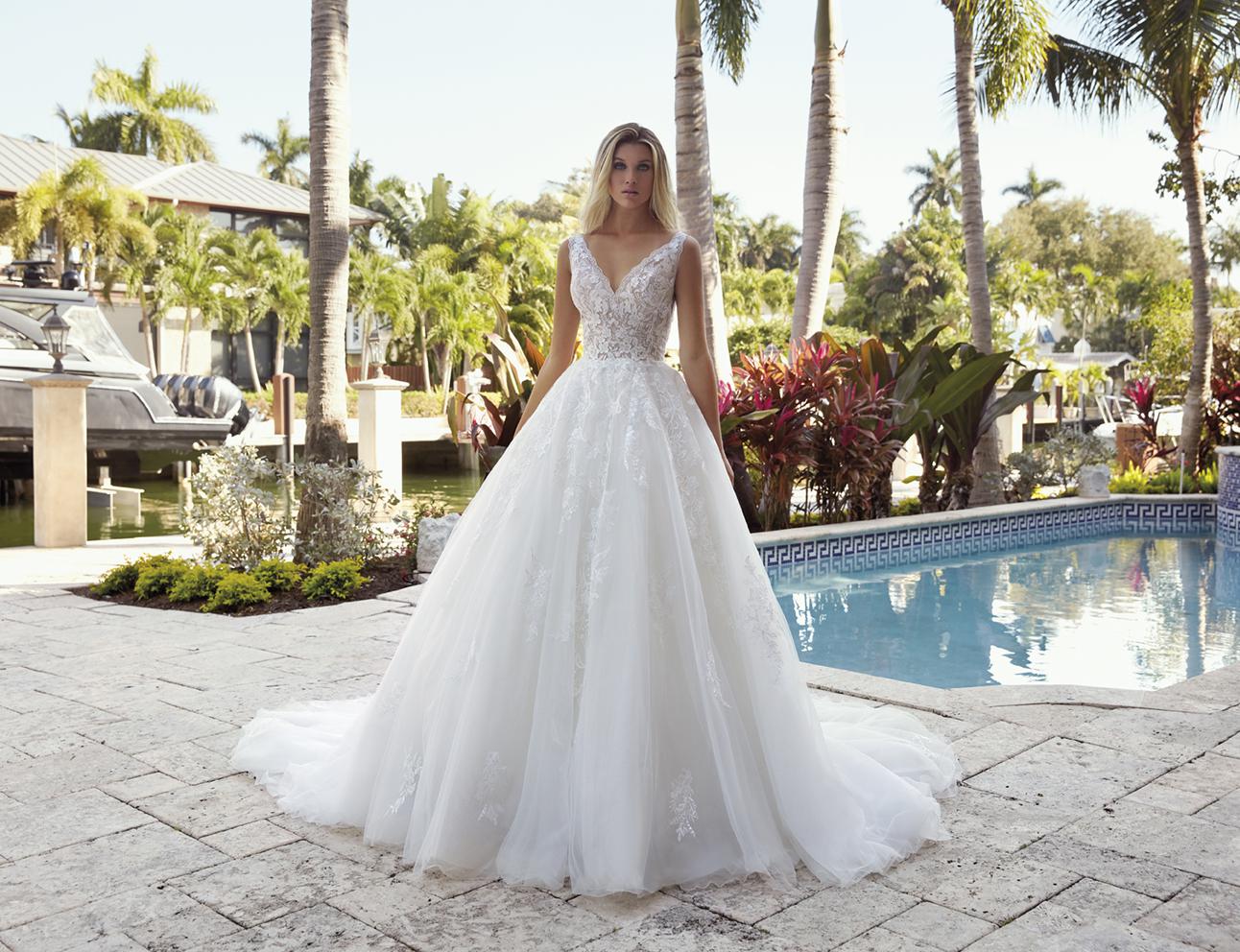 Style 1030 från Demetrios i a-line stil brudklänning