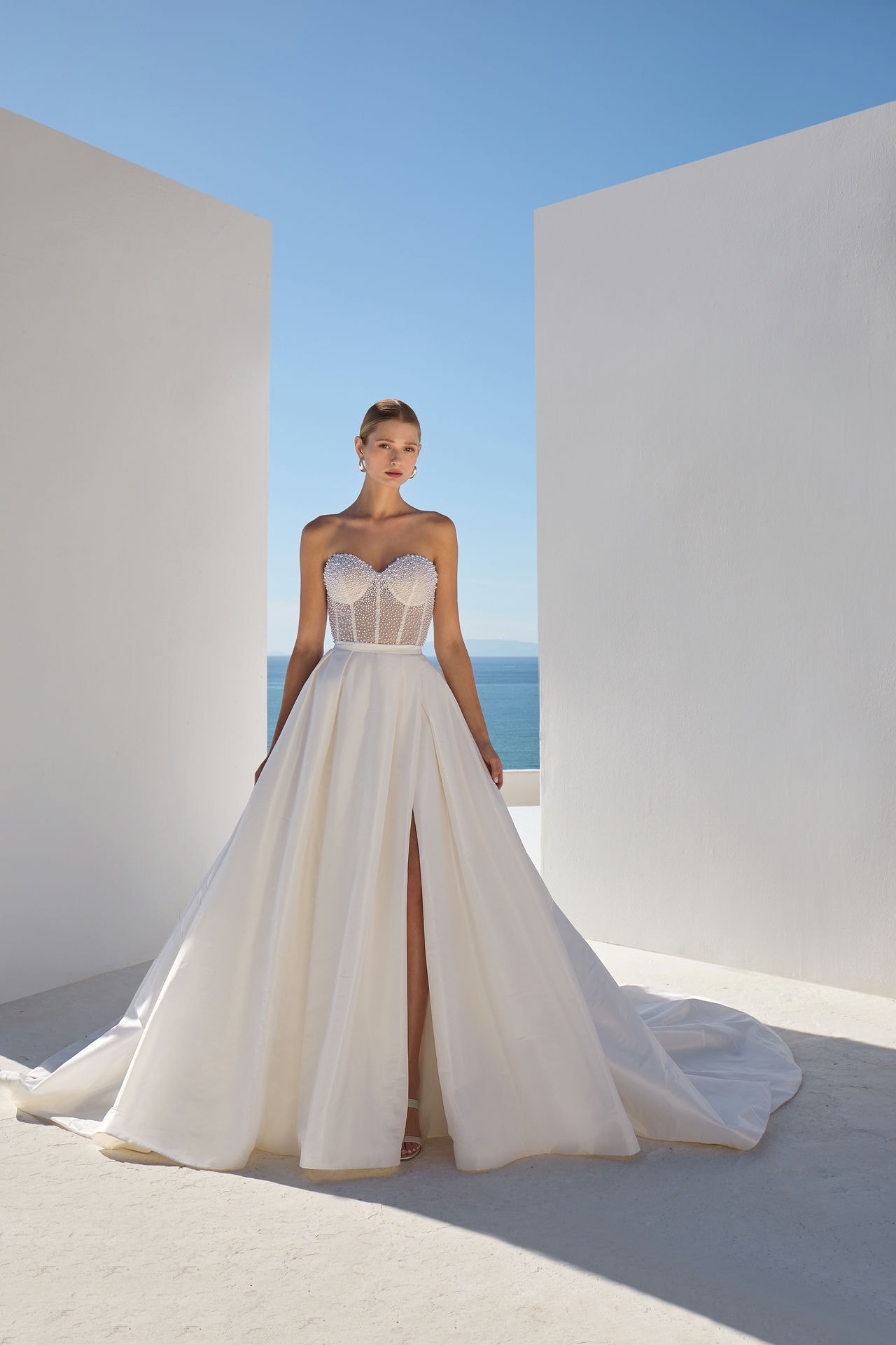 Style SK30 från Demetrios i ballgown, separate skirt, slit stil brudklänning
