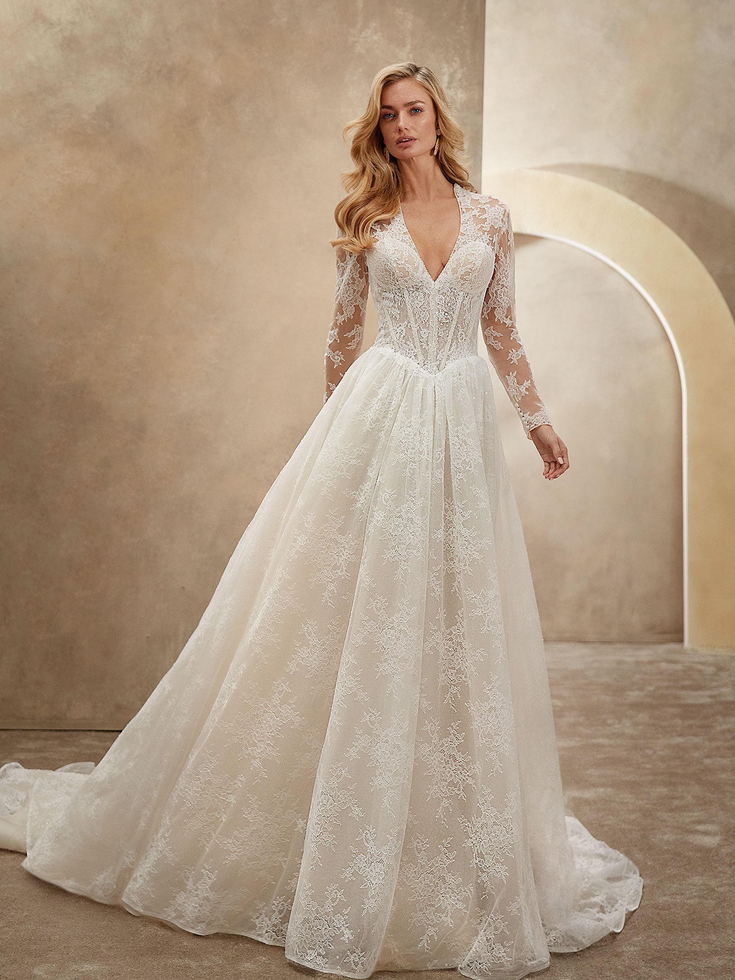 Style 1554 från Demetrios i a-line stil brudklänning