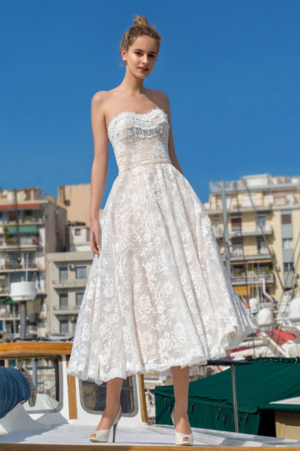 Style DR264 från Demetrios i a-line, tea-length stil brudklänning