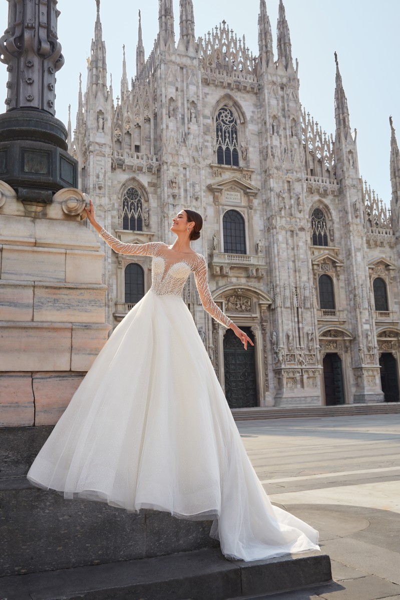 Style 1156 från Demetrios i ballgown stil brudklänning