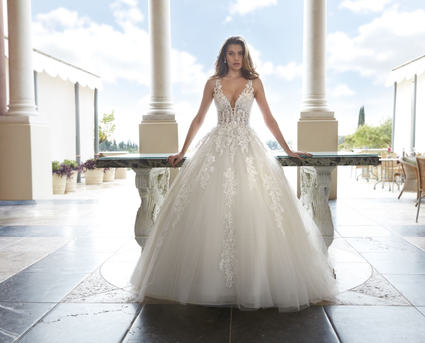Style 1204 från Demetrios i ballgown stil brudklänning