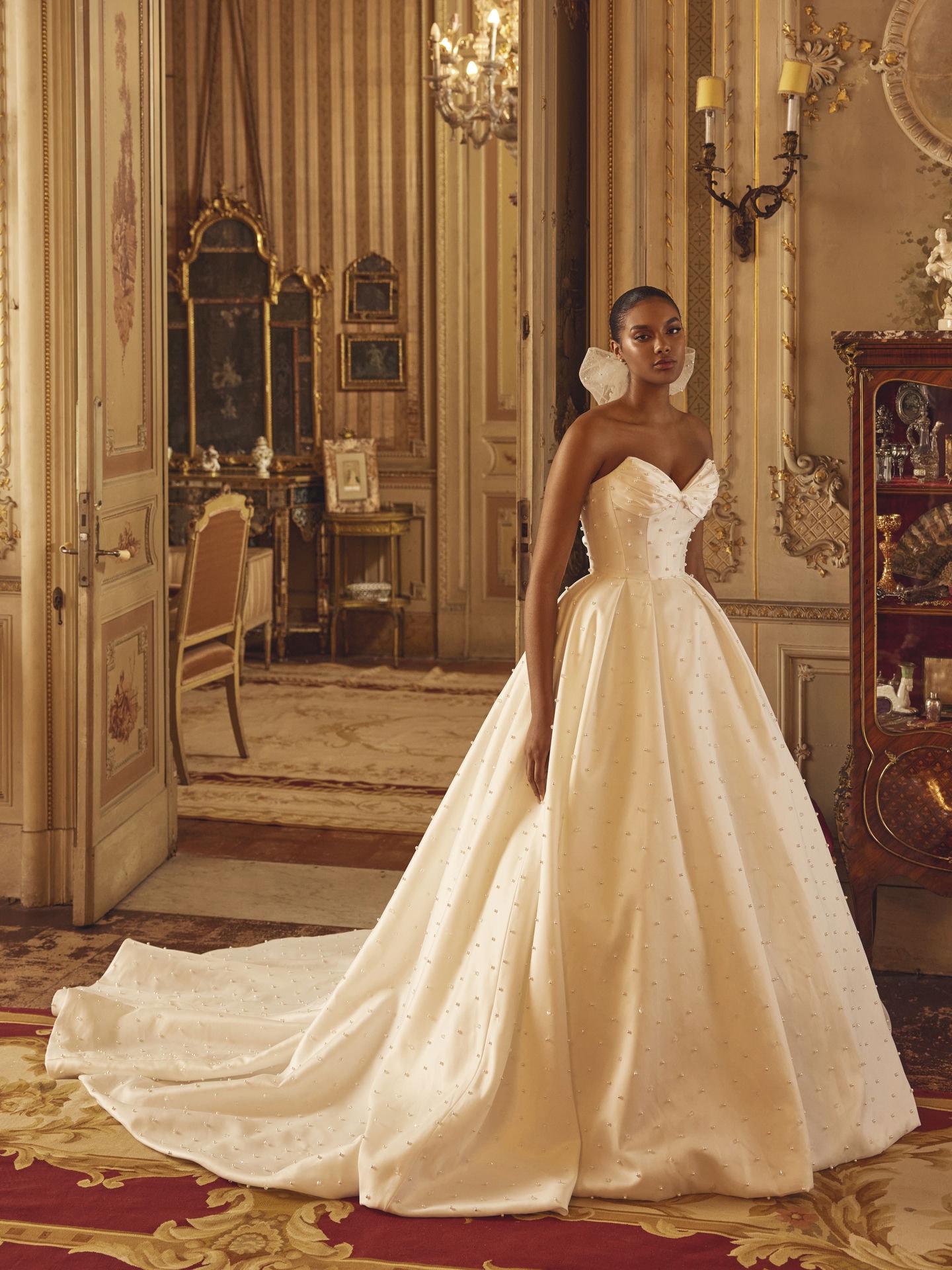Style 1288 från Demetrios i ballgown stil brudklänning