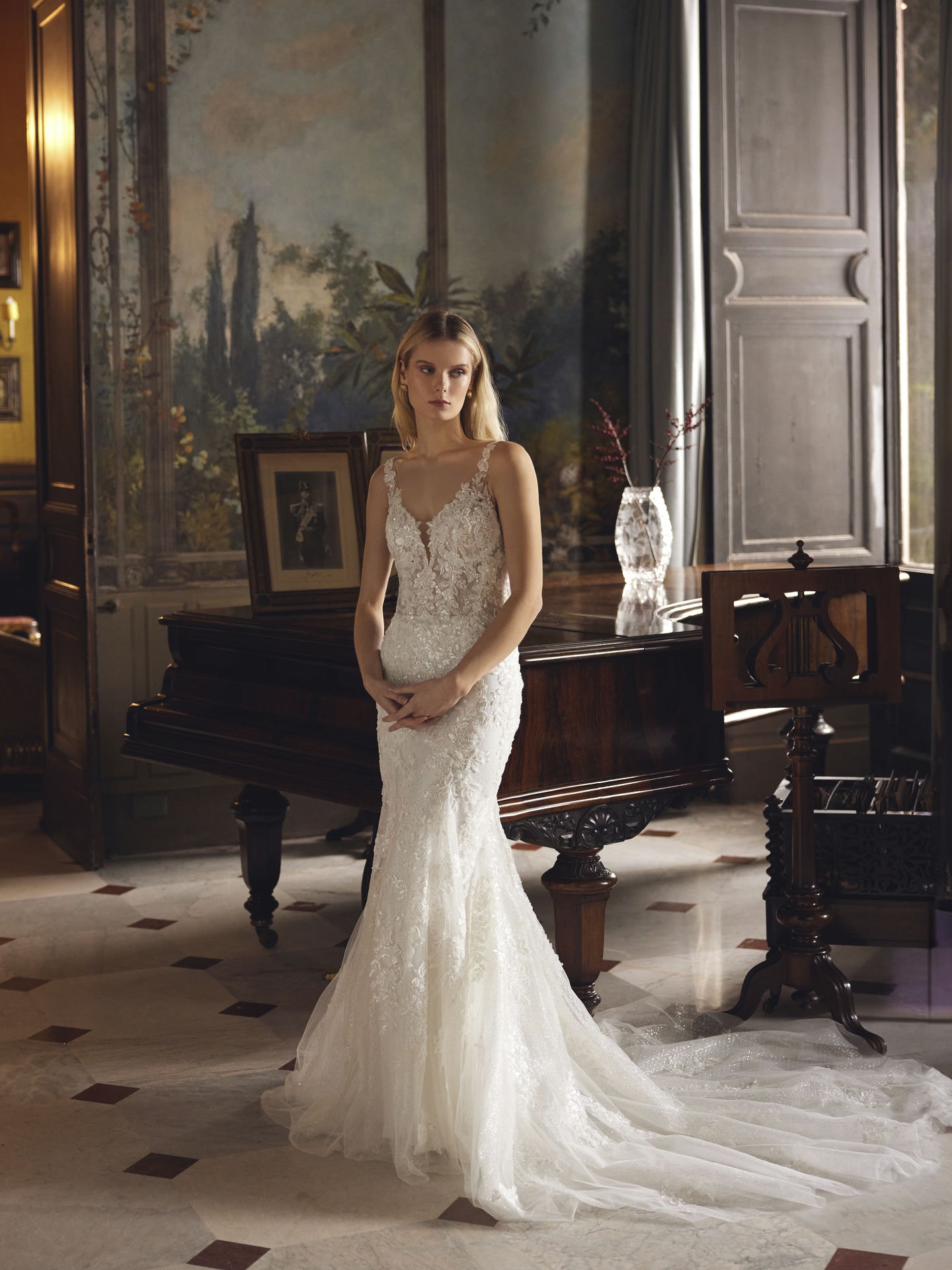 Style 1309 från Demetrios i flared stil brudklänning