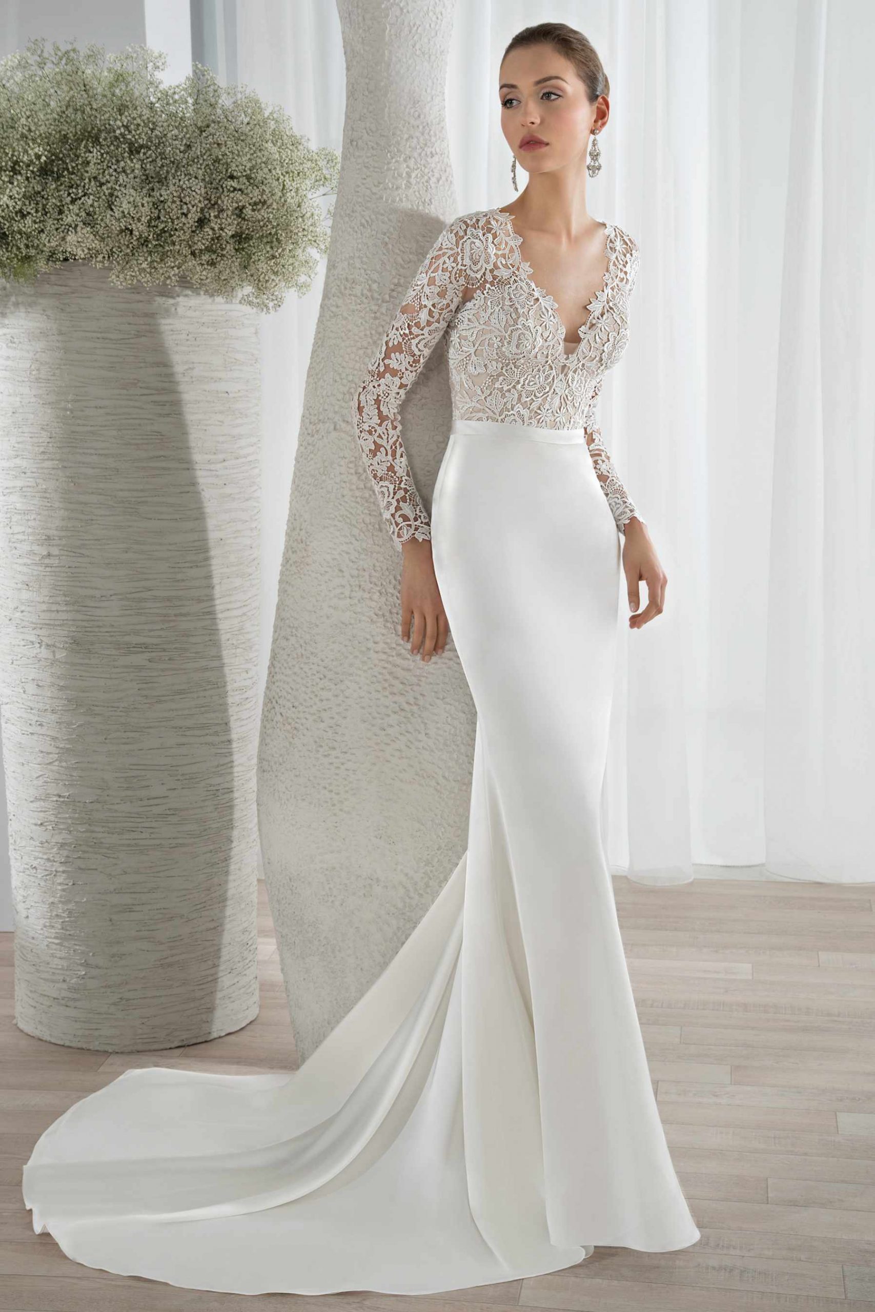 Style 625 från Demetrios i sheath stil brudklänning