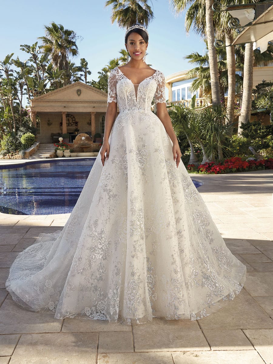 Style 1237 från Demetrios i ballgown stil brudklänning