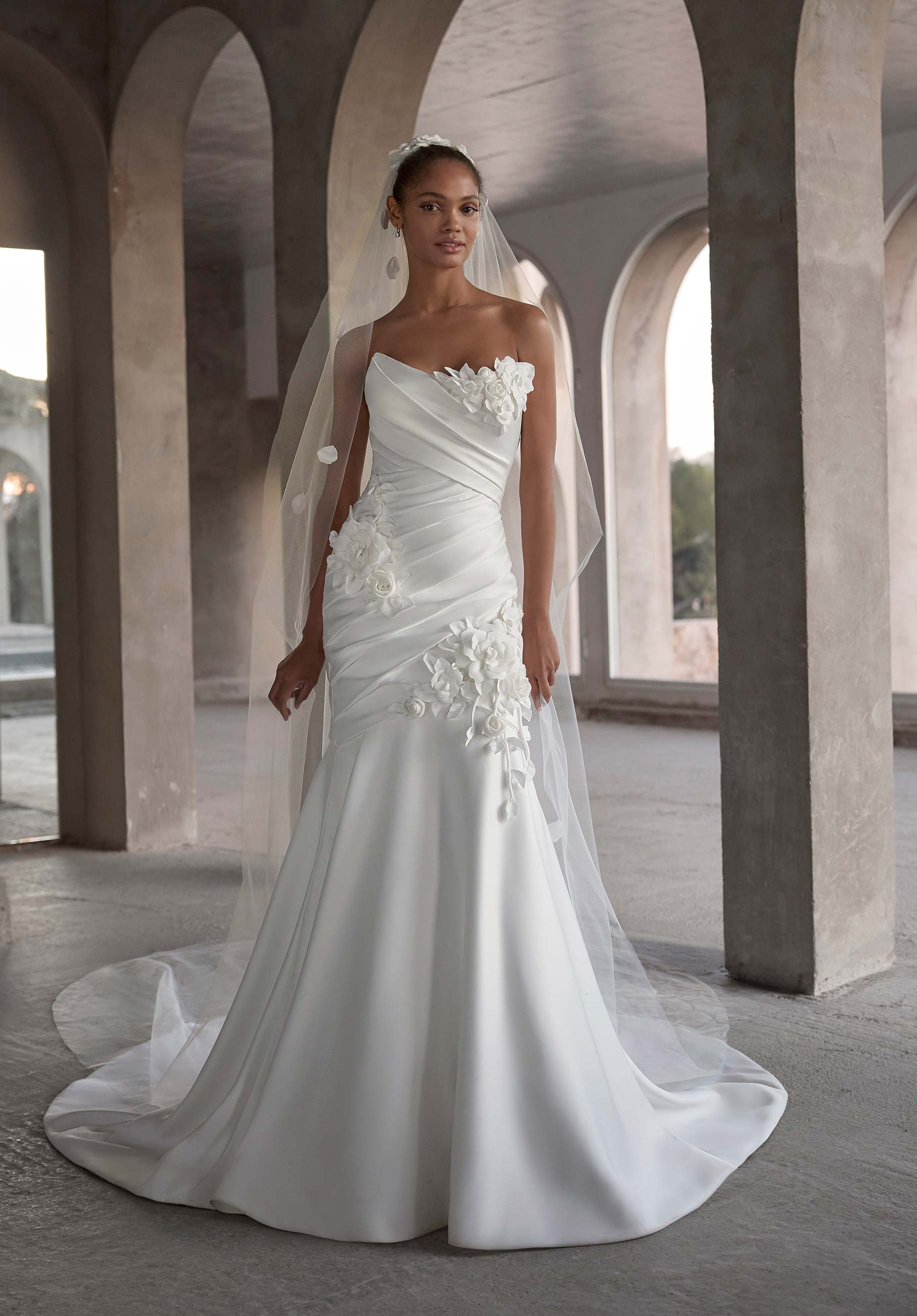 Iana från Morilee i fit and flare stil brudklänning