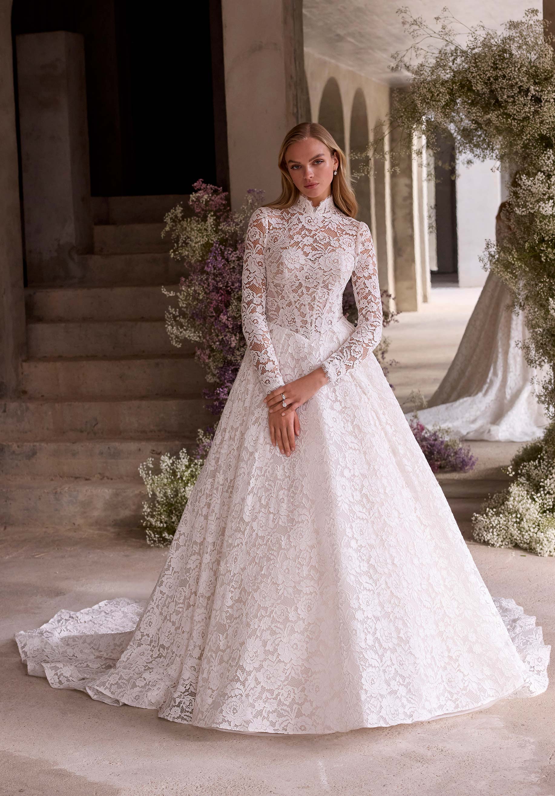 Delia från Morilee i ball gown stil brudklänning