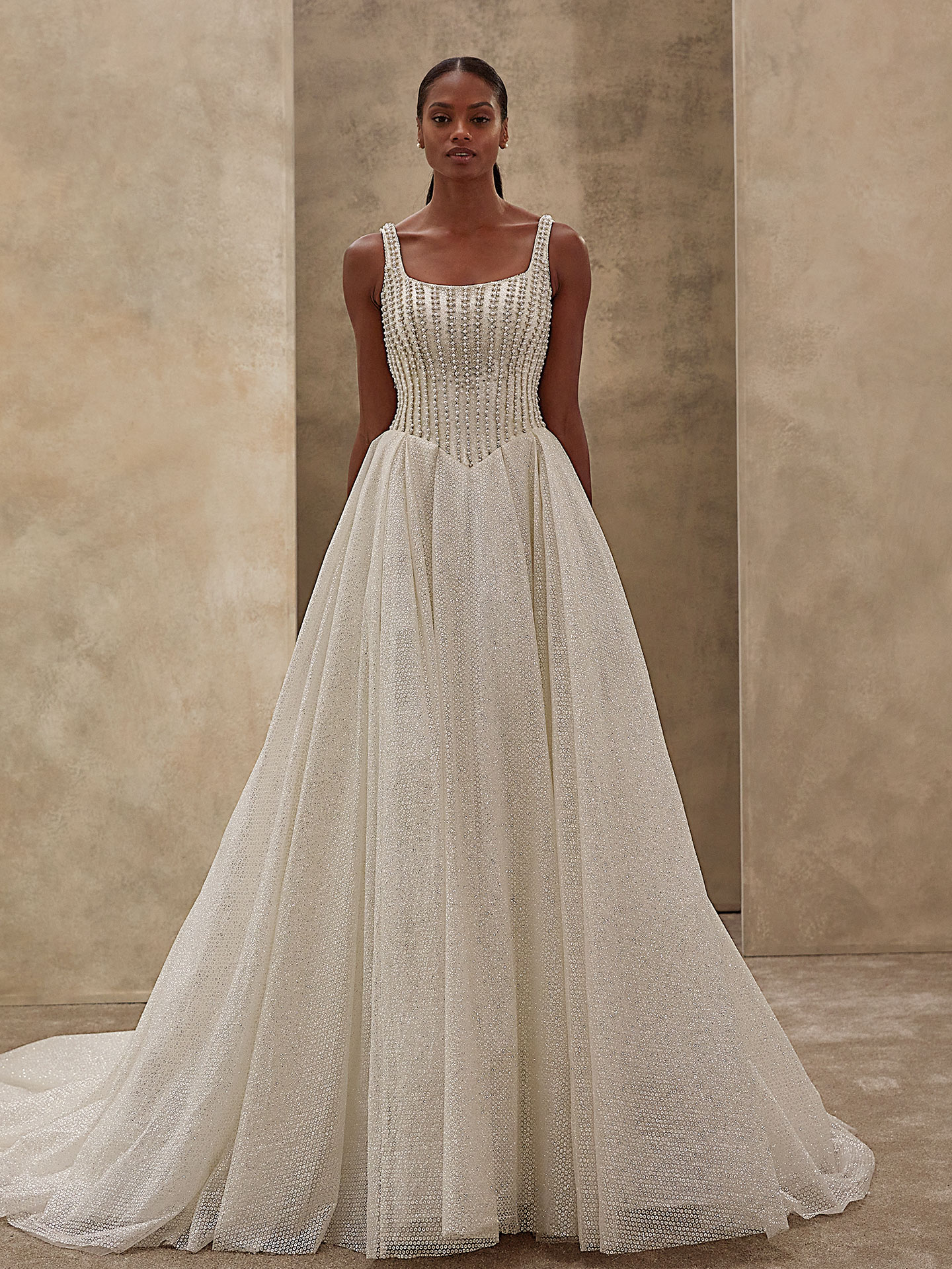Style 1556 från Demetrios i ballgown stil brudklänning
