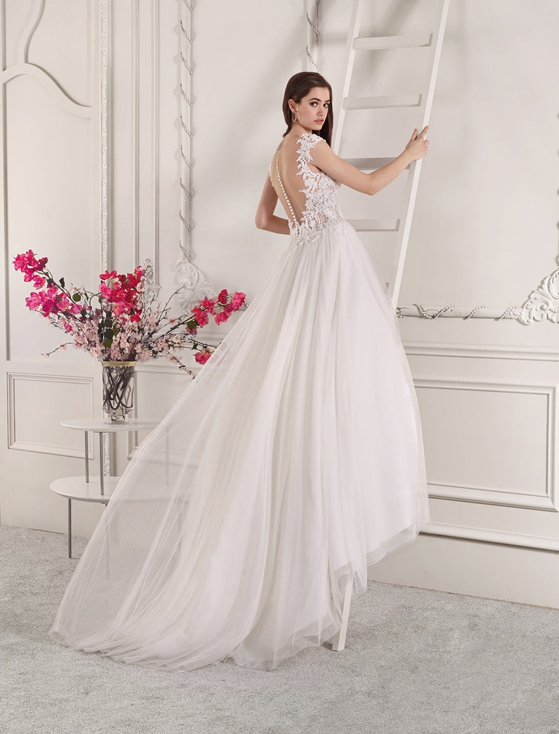 Style 827 från Demetrios i a-line stil brudklänning