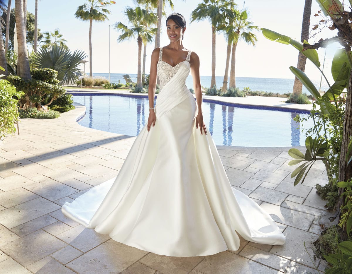 Style 1253 från Demetrios i flared stil brudklänning