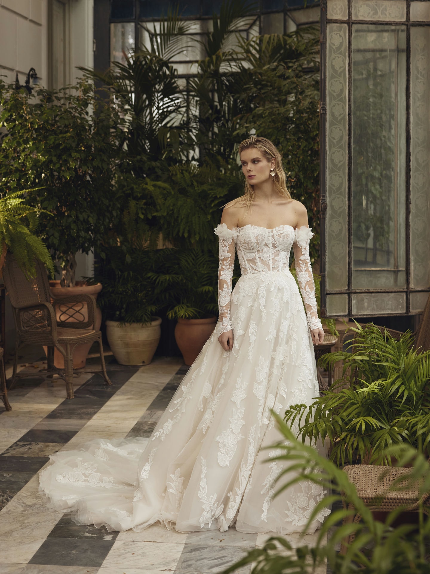 Style 1298 från Demetrios i a-line stil brudklänning
