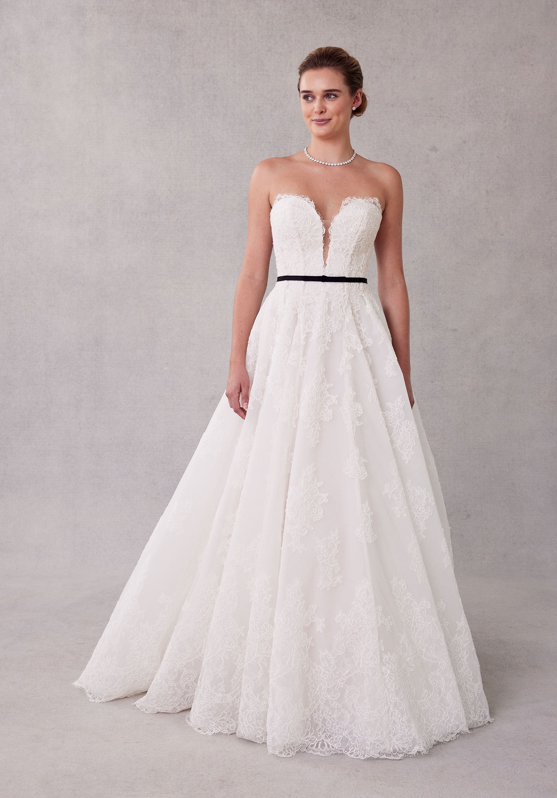 Sivan från Morilee i ball gown stil brudklänning