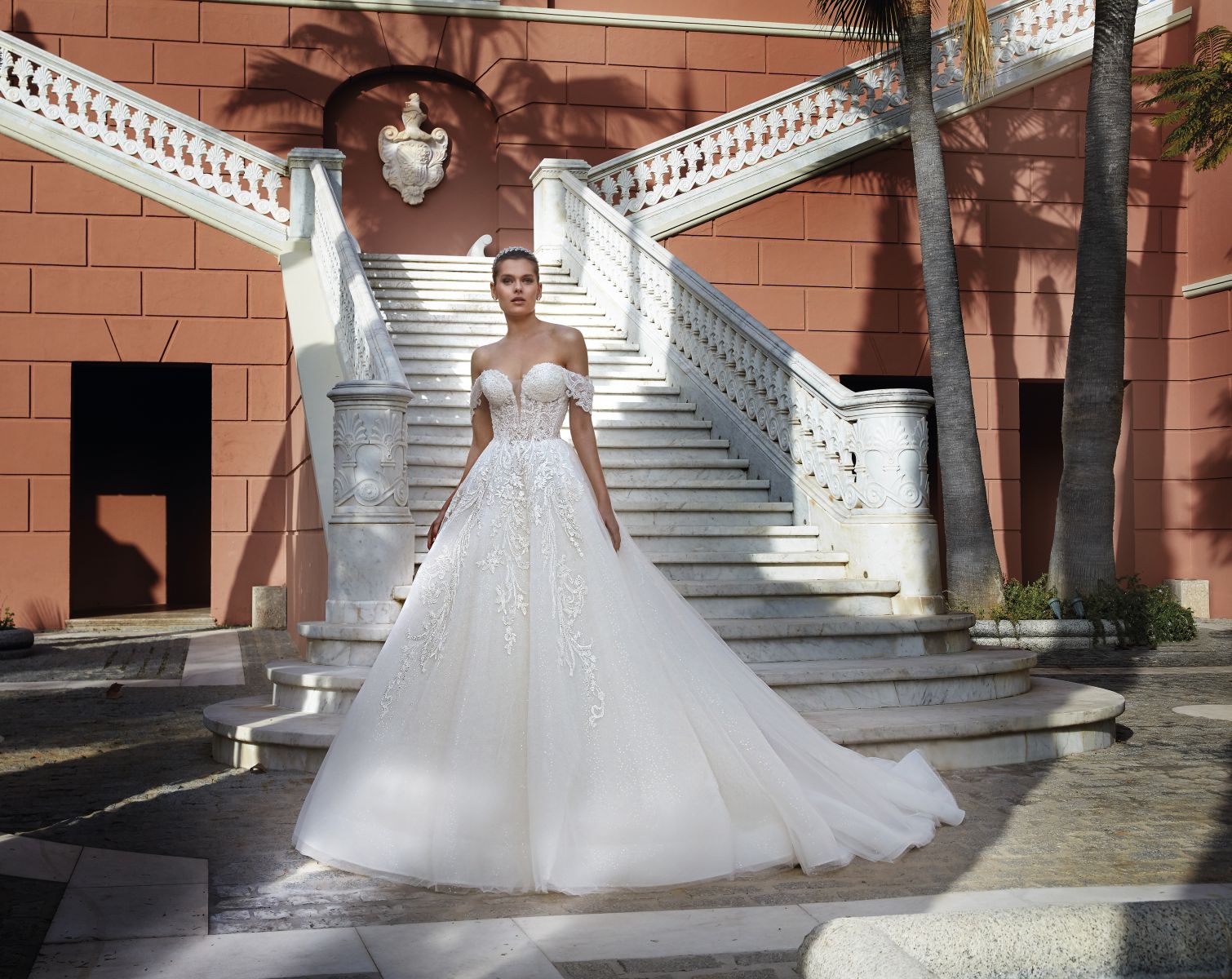 Style 1210 från Demetrios i ballgown stil brudklänning