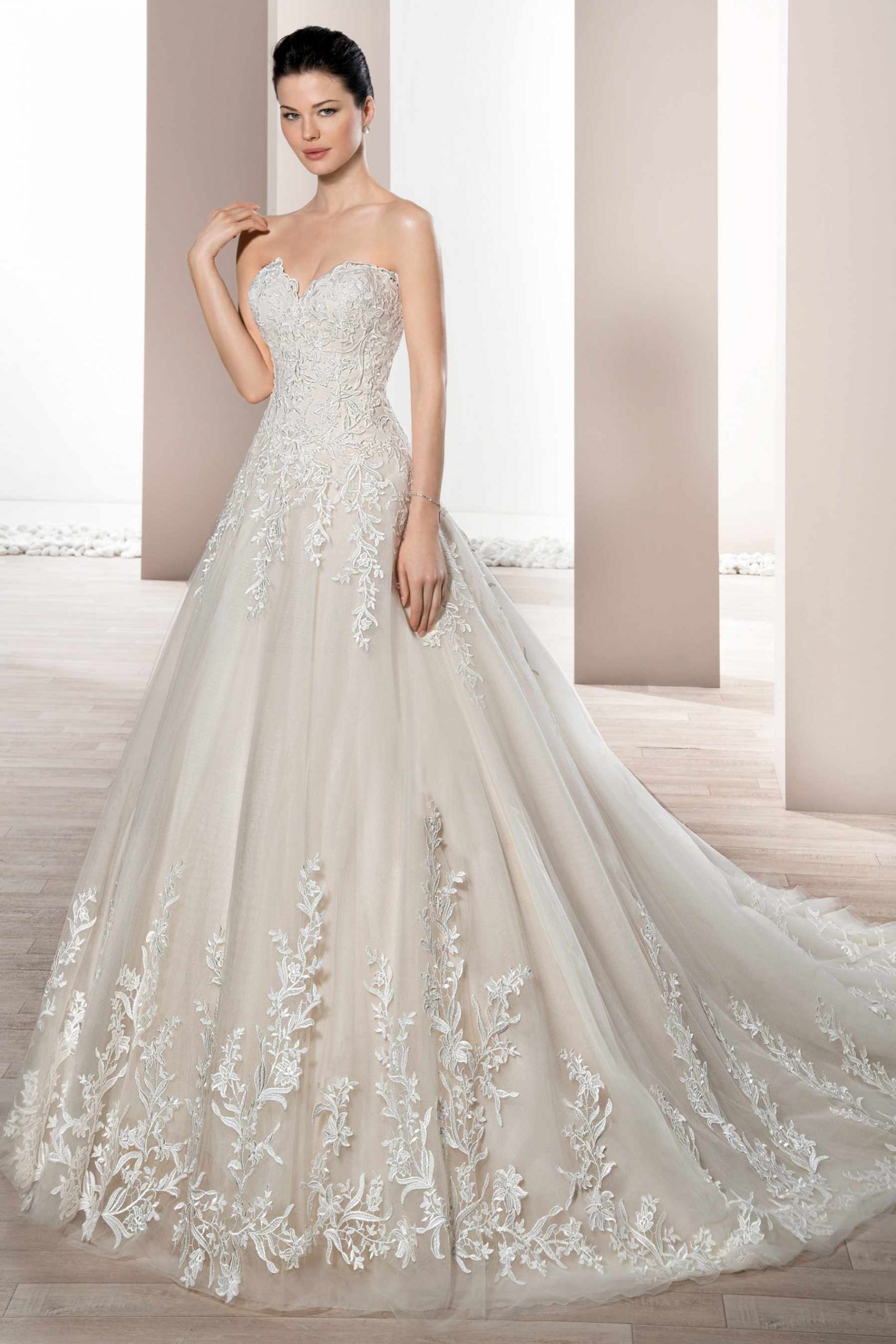 Style 672 från Demetrios i a-line stil brudklänning