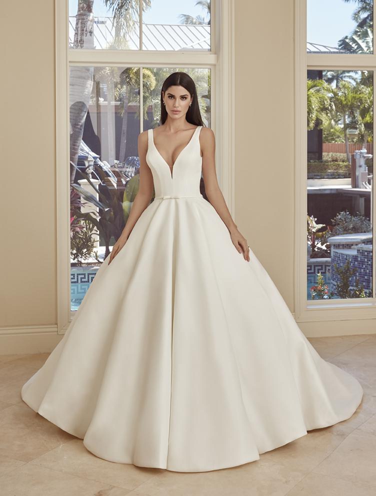 Style 1065 från Demetrios i ballgown stil brudklänning
