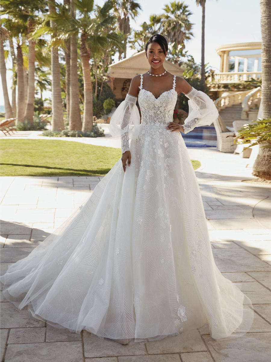 Style 1245 från Demetrios i ballgown stil brudklänning