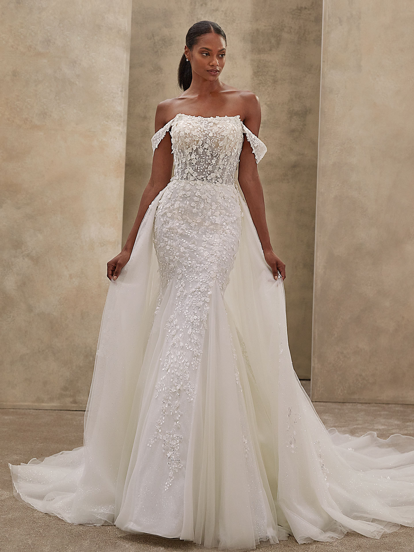 Style 1534 från Demetrios i flared stil brudklänning