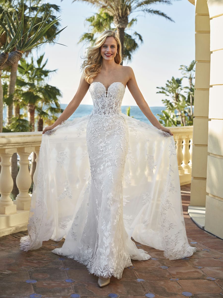 Style 1225 från Demetrios i flared stil brudklänning