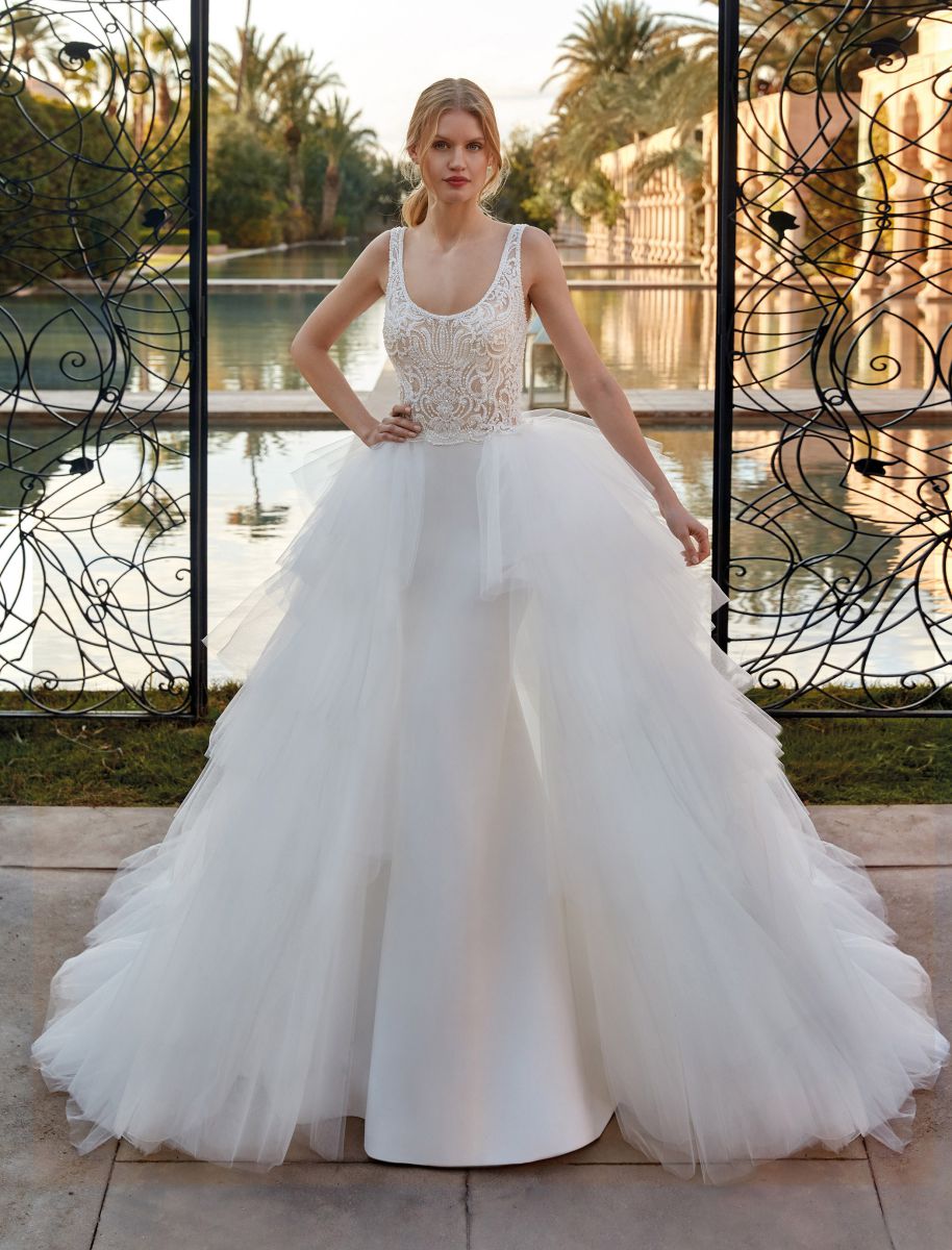 Style 1108 från Demetrios i flared stil brudklänning