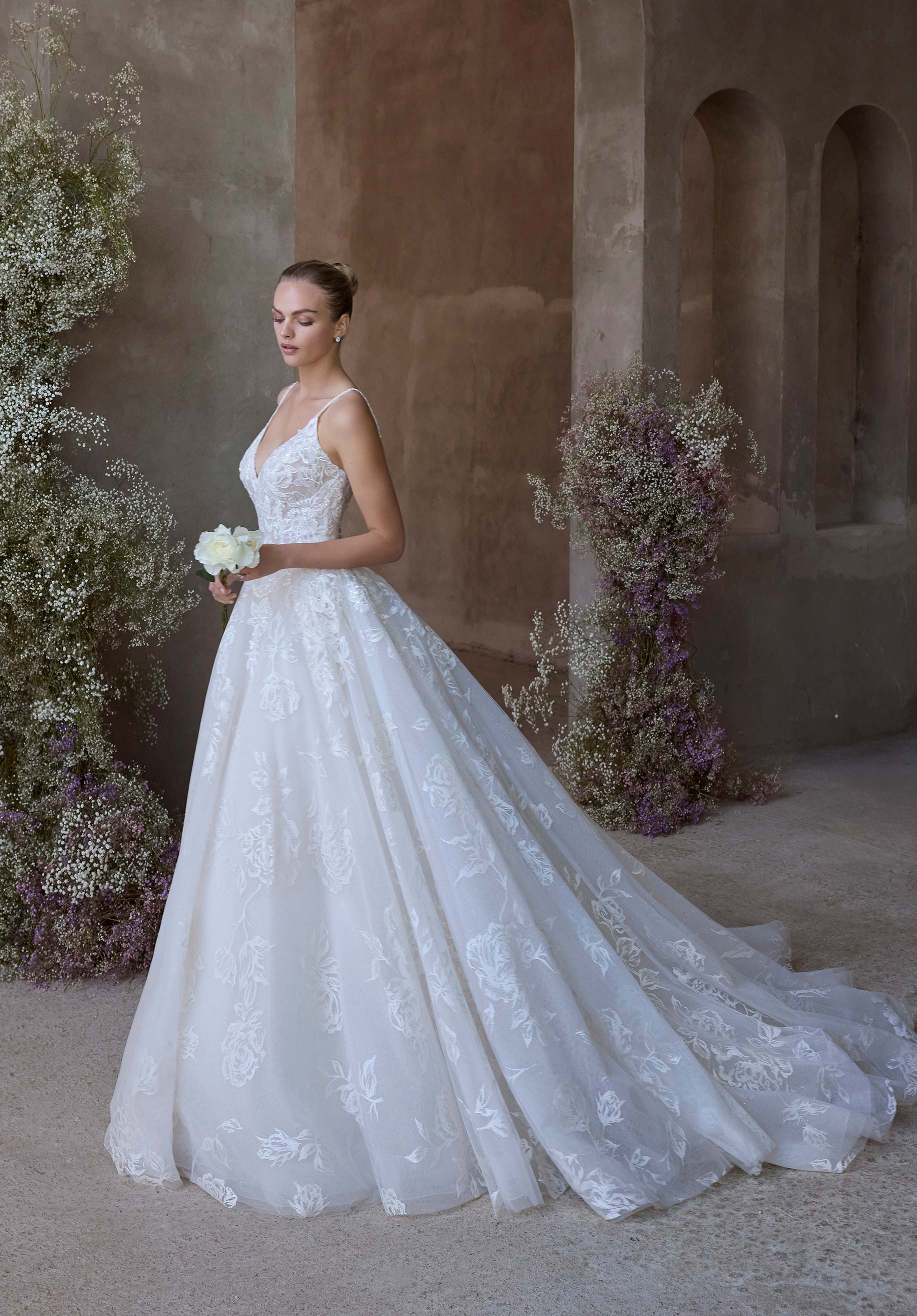 Rosie från Morilee i ball gown stil brudklänning