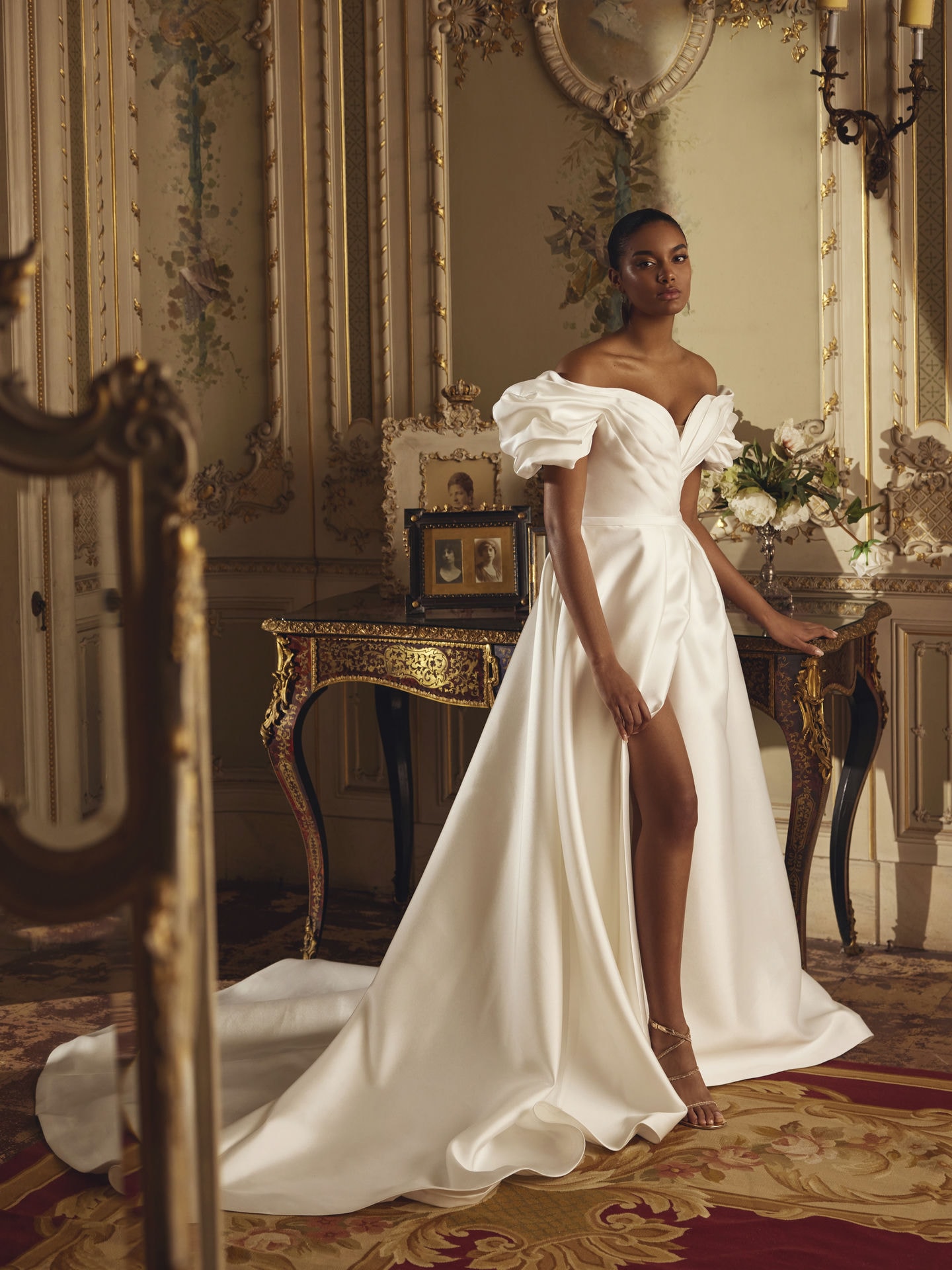 Style 1283 från Demetrios i a-line, slit stil brudklänning