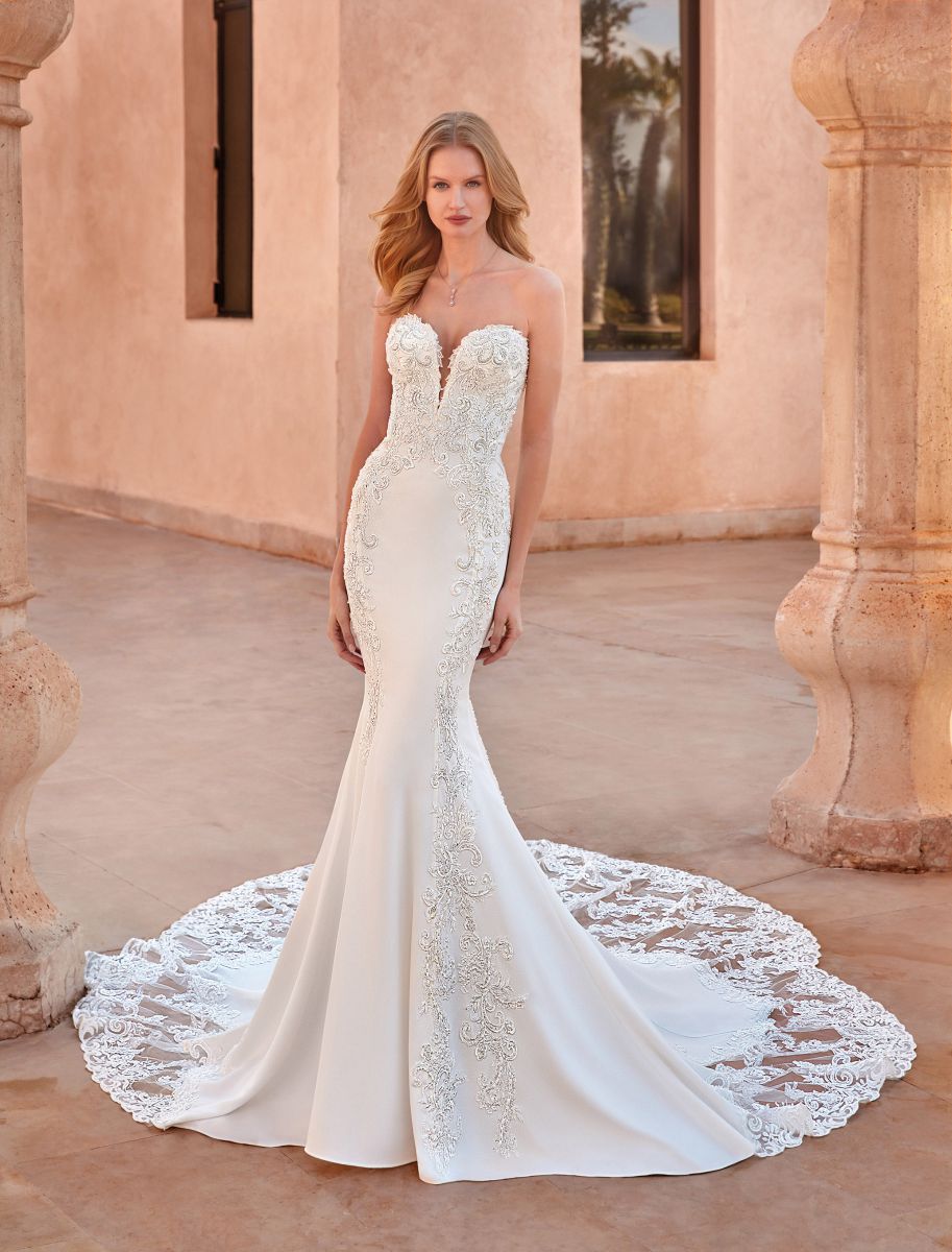 Style 1085 från Demetrios i flared stil brudklänning