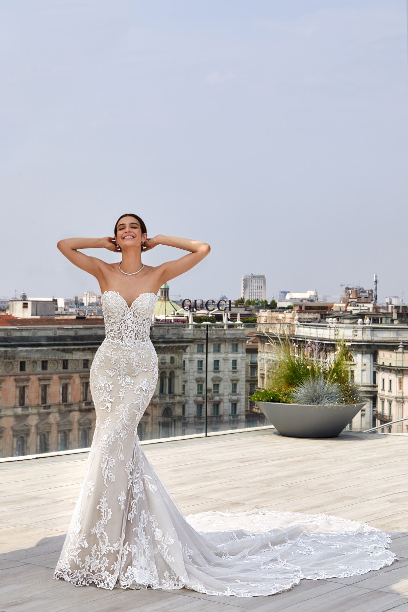 Style 1154 från Demetrios i flared stil brudklänning