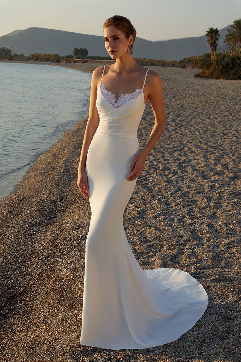 Style – DR325 från Demetrios i flared stil brudklänning
