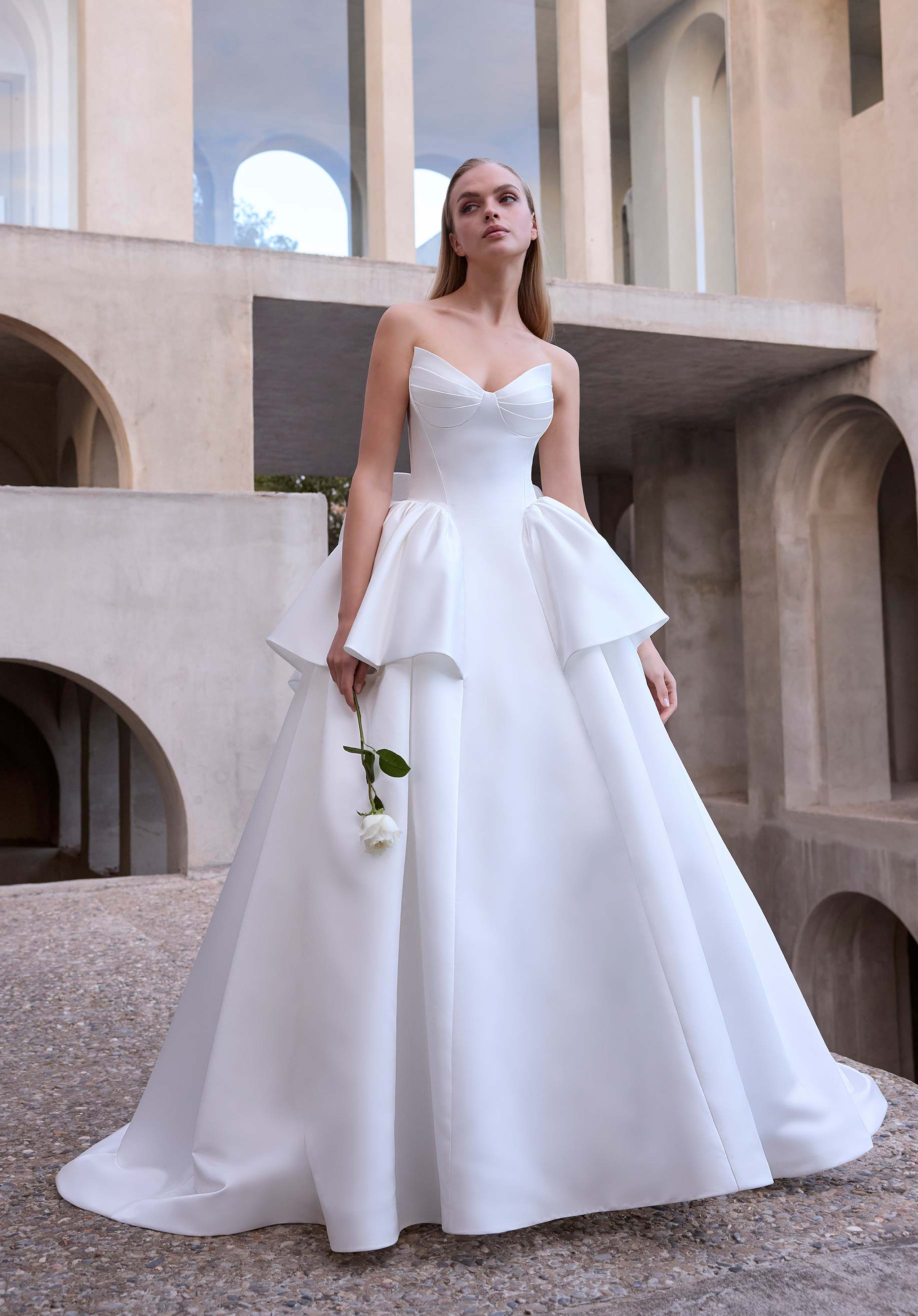Ariadne från Morilee i a-line, ball gown stil brudklänning