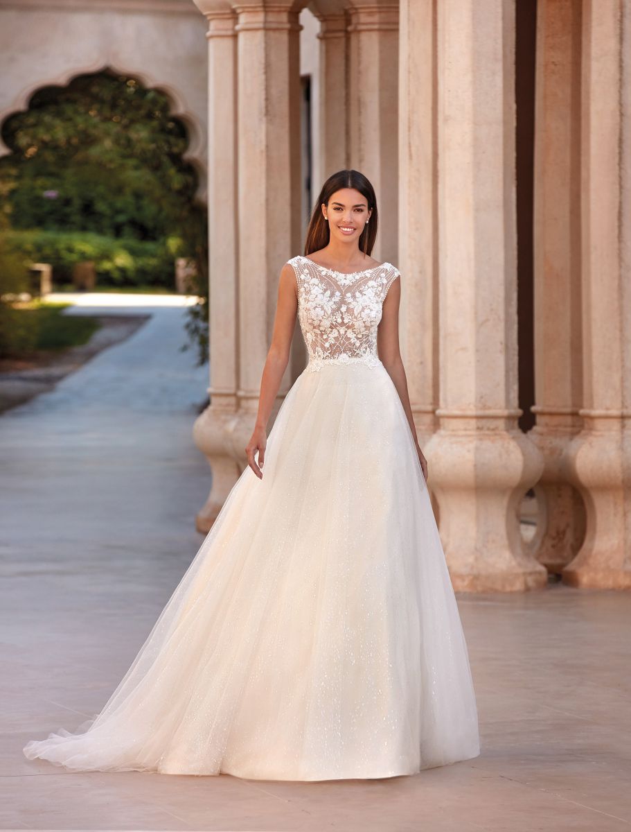 Style 1077 från Demetrios i ballgown stil brudklänning